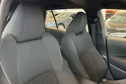 Valkoinen Toyota Corolla 2019 kuva 36.