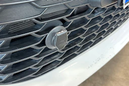 Valkoinen Toyota Corolla 2019 kuva 38.