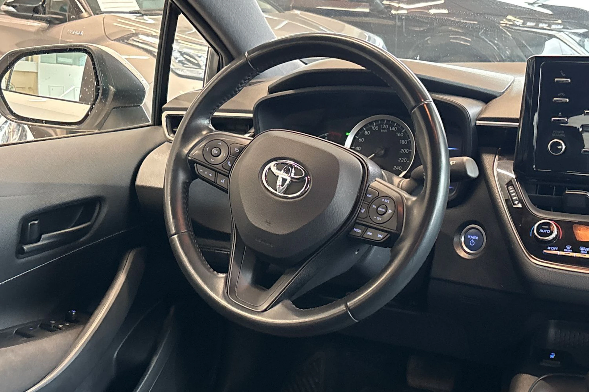 Valkoinen Toyota Corolla 2019 kuva 39.
