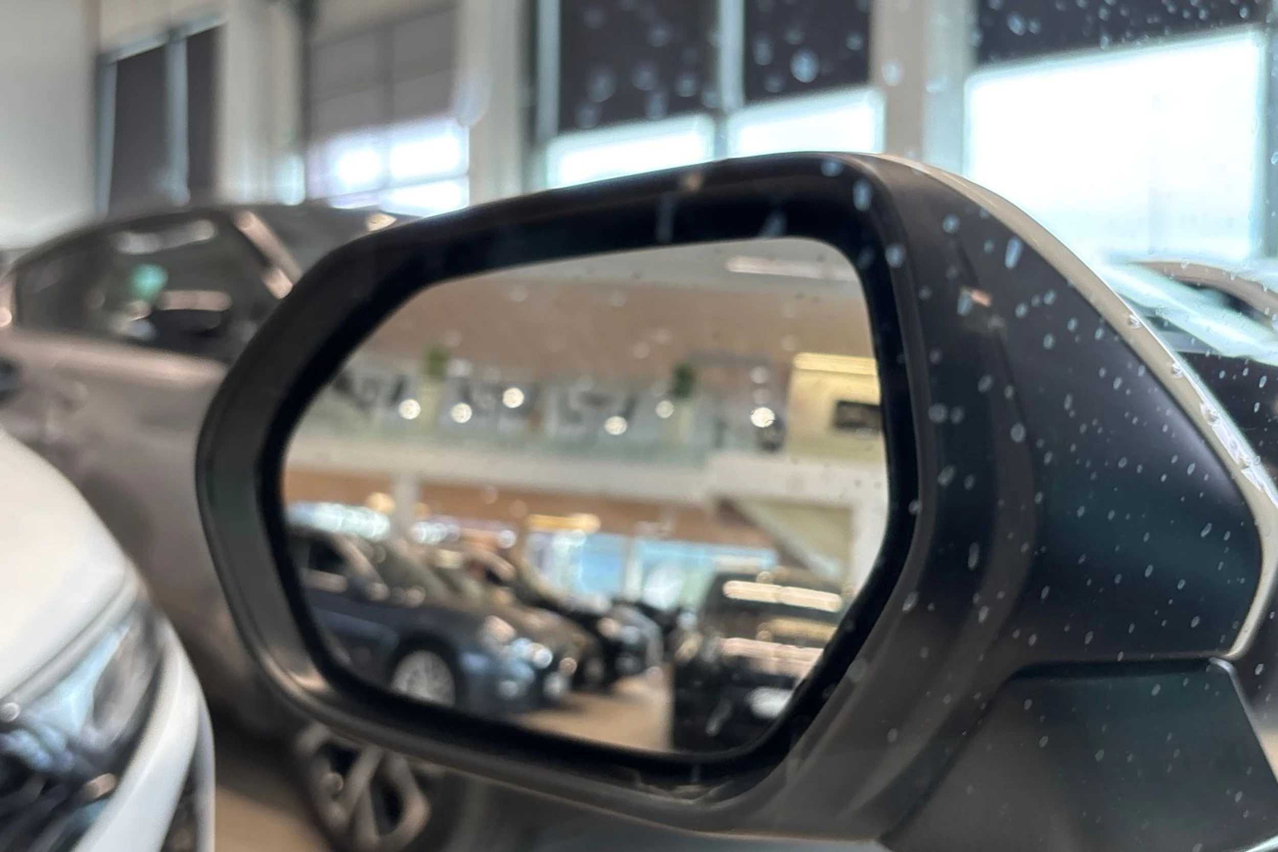 Valkoinen Toyota Corolla 2019 kuva 40.