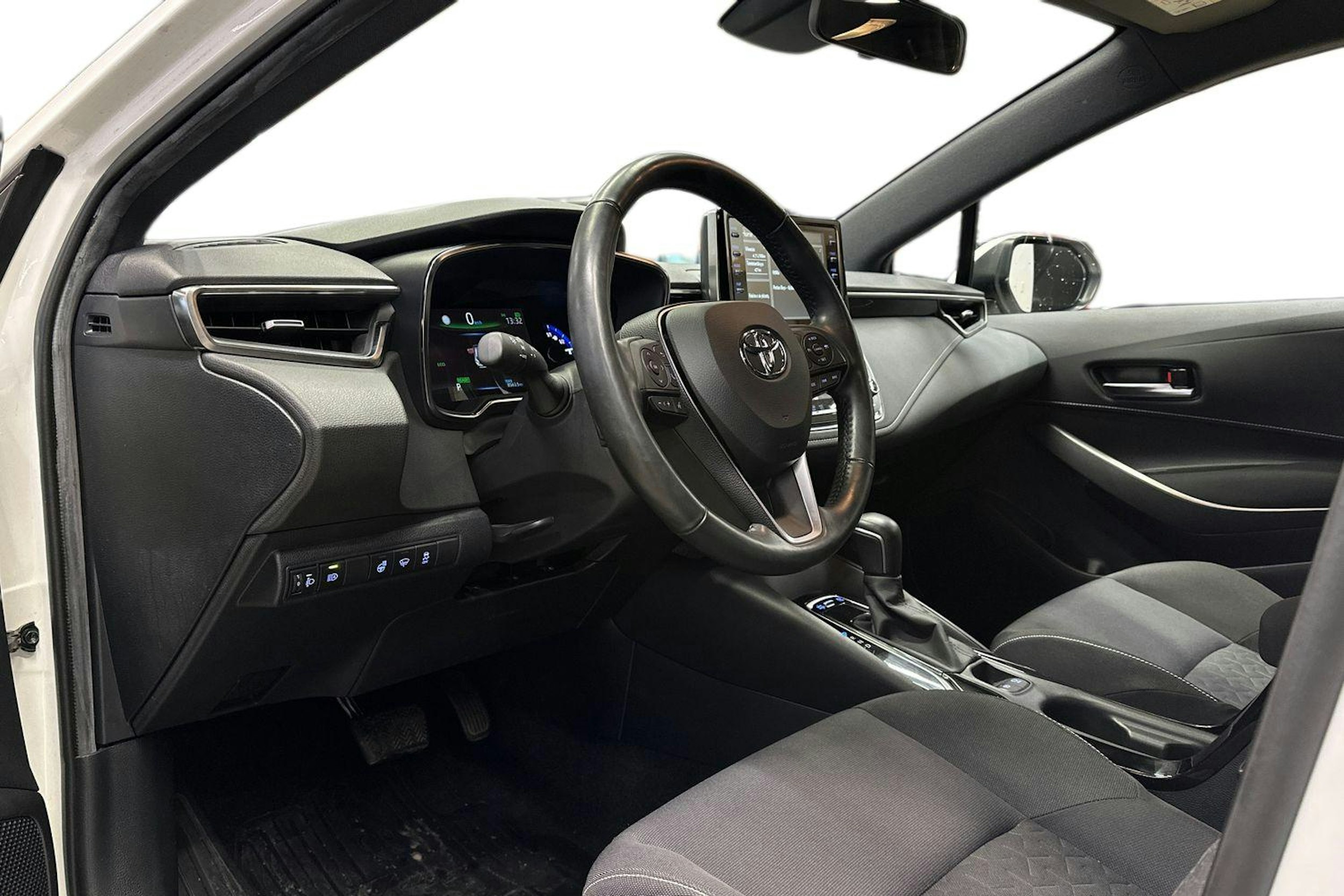 valkoinen Toyota Corolla 2019 kuva 7.