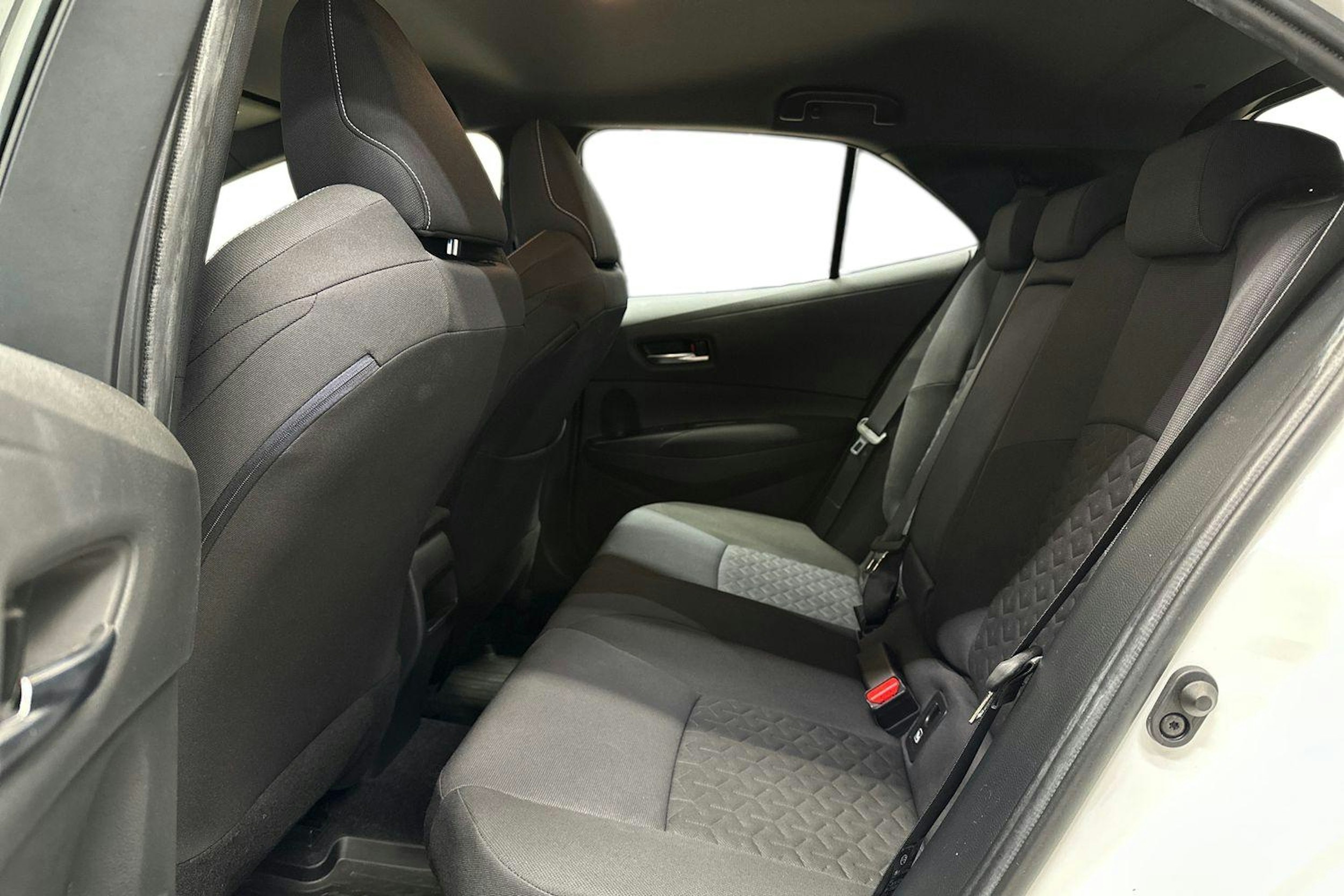 valkoinen Toyota Corolla 2019 kuva 10.