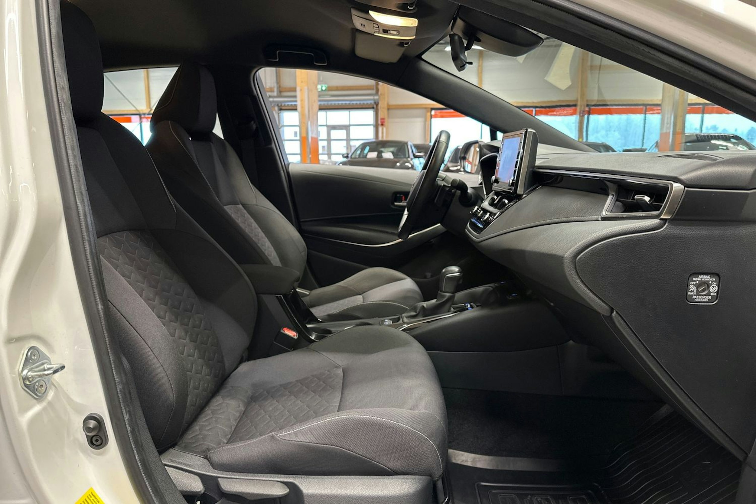 valkoinen Toyota Corolla 2019 kuva 14.