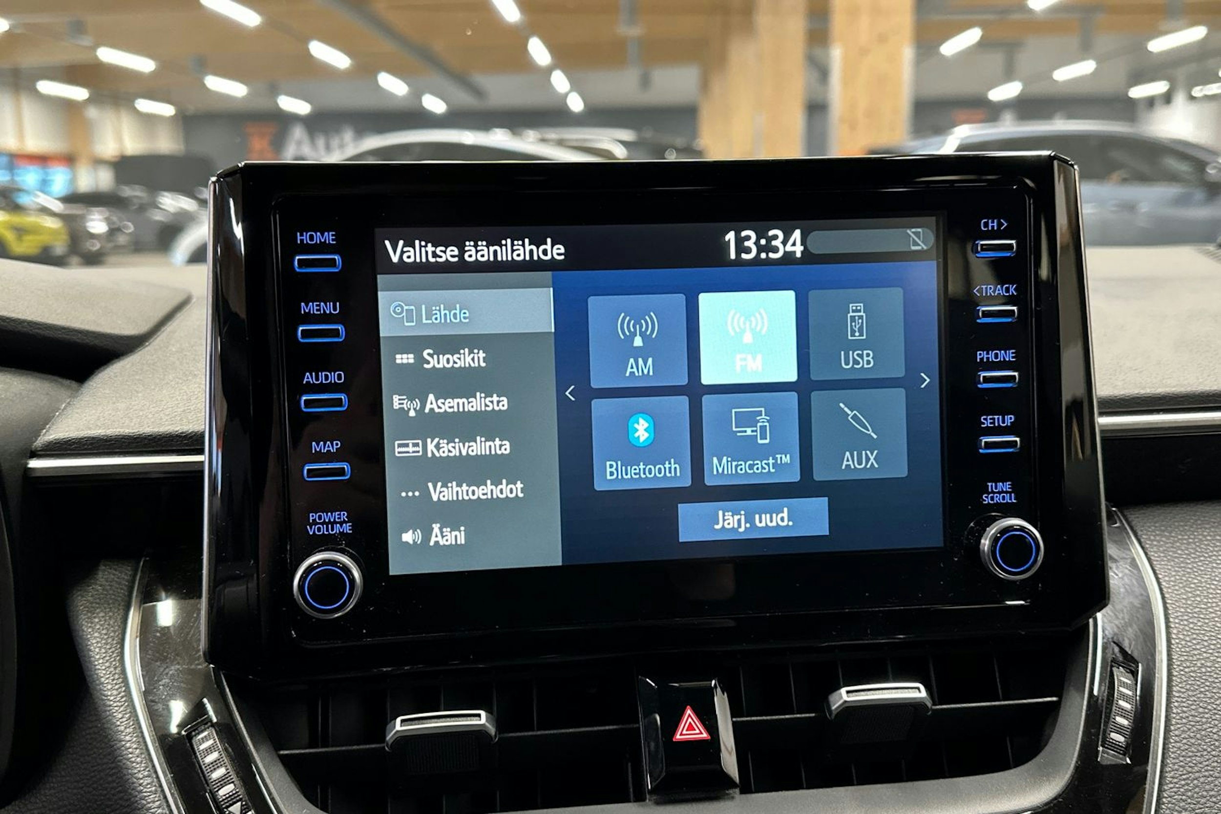 valkoinen Toyota Corolla 2019 kuva 16.