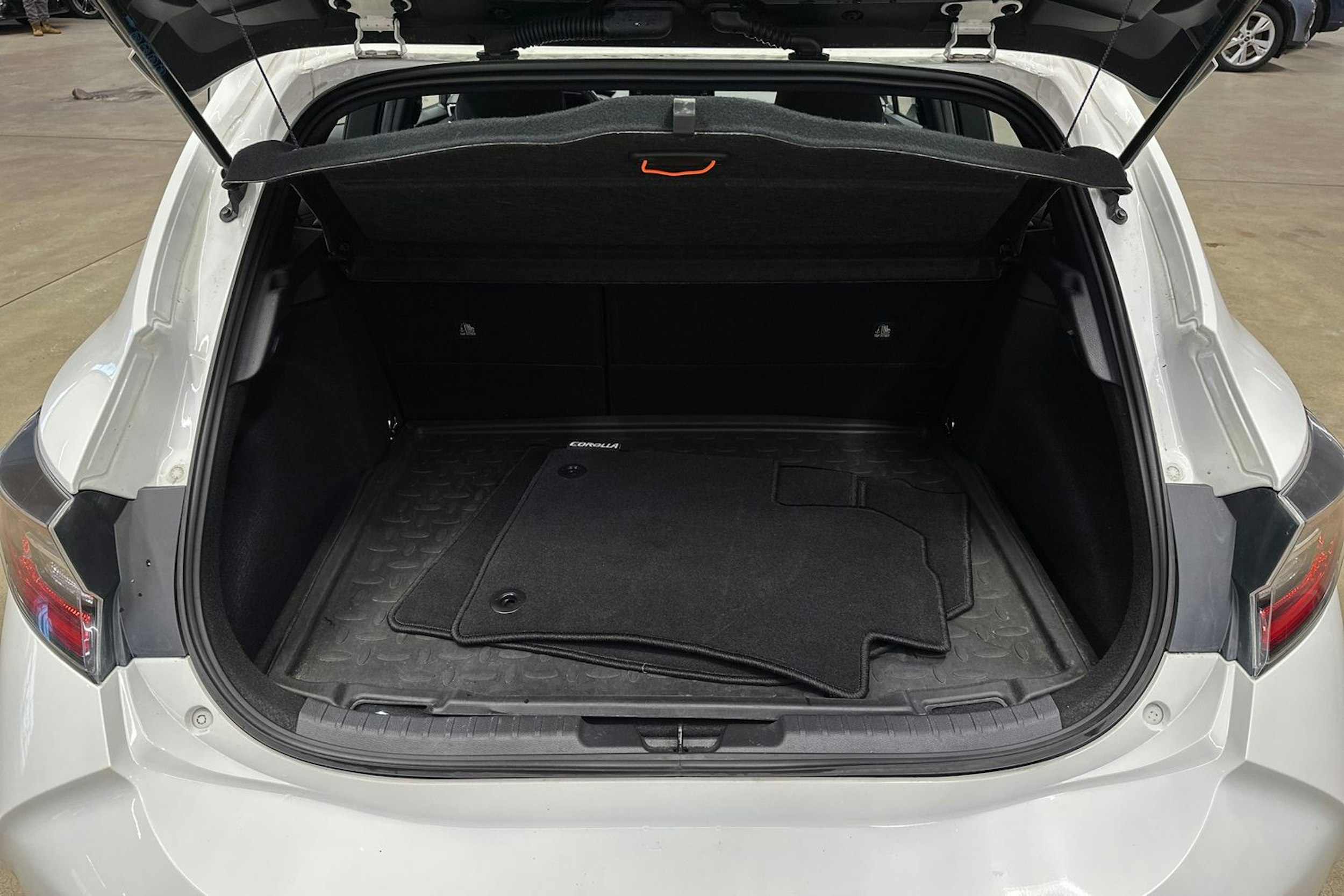 valkoinen Toyota Corolla 2019 kuva 26.