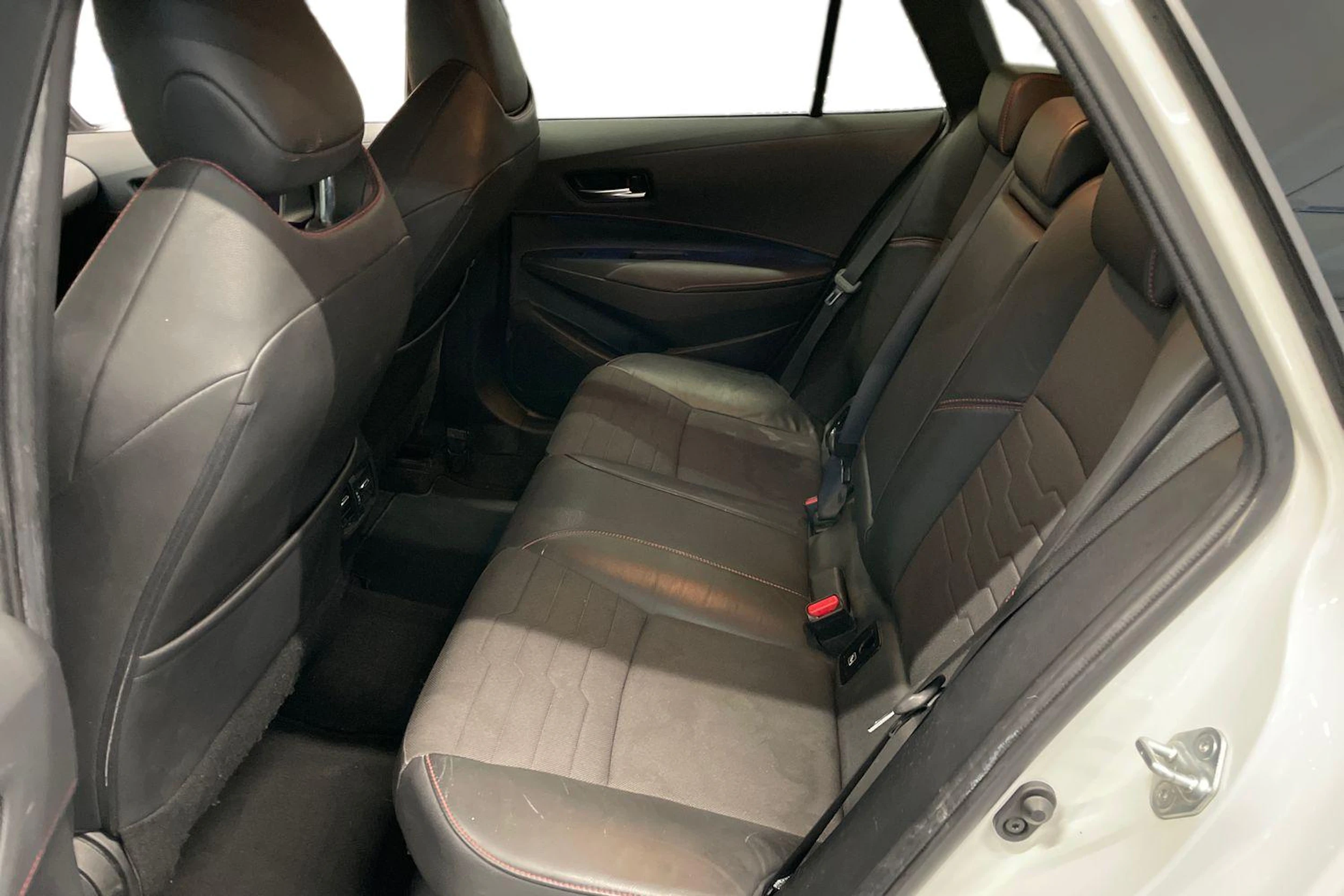 valkoinen Toyota Corolla 2019 kuva 8.