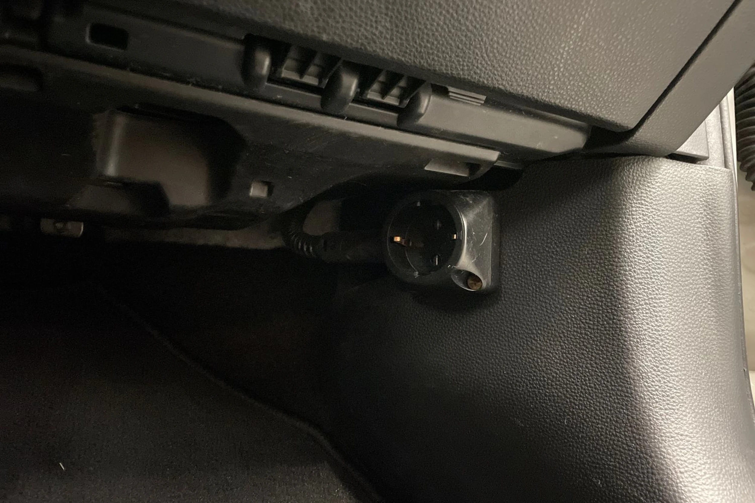 valkoinen Toyota Corolla 2019 kuva 17.
