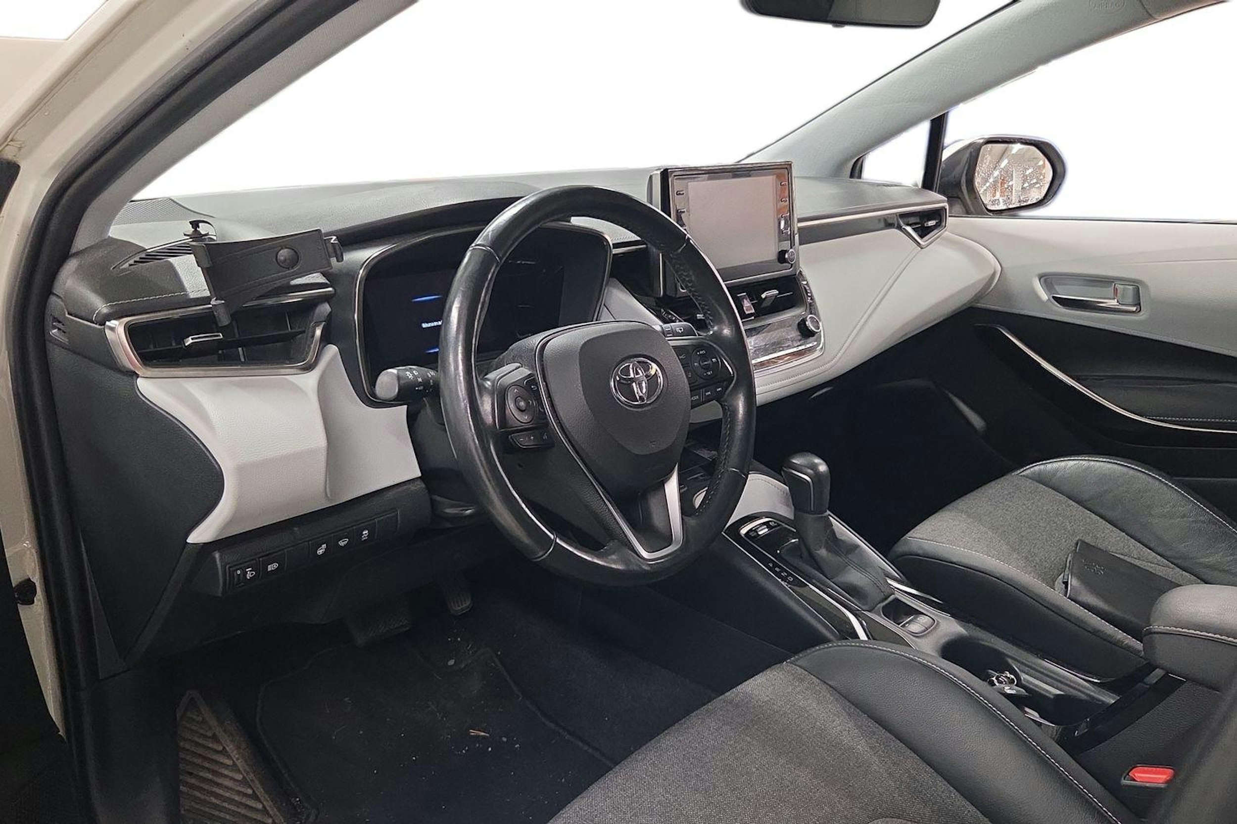 Valkoinen Toyota Corolla 2019 kuva 3.