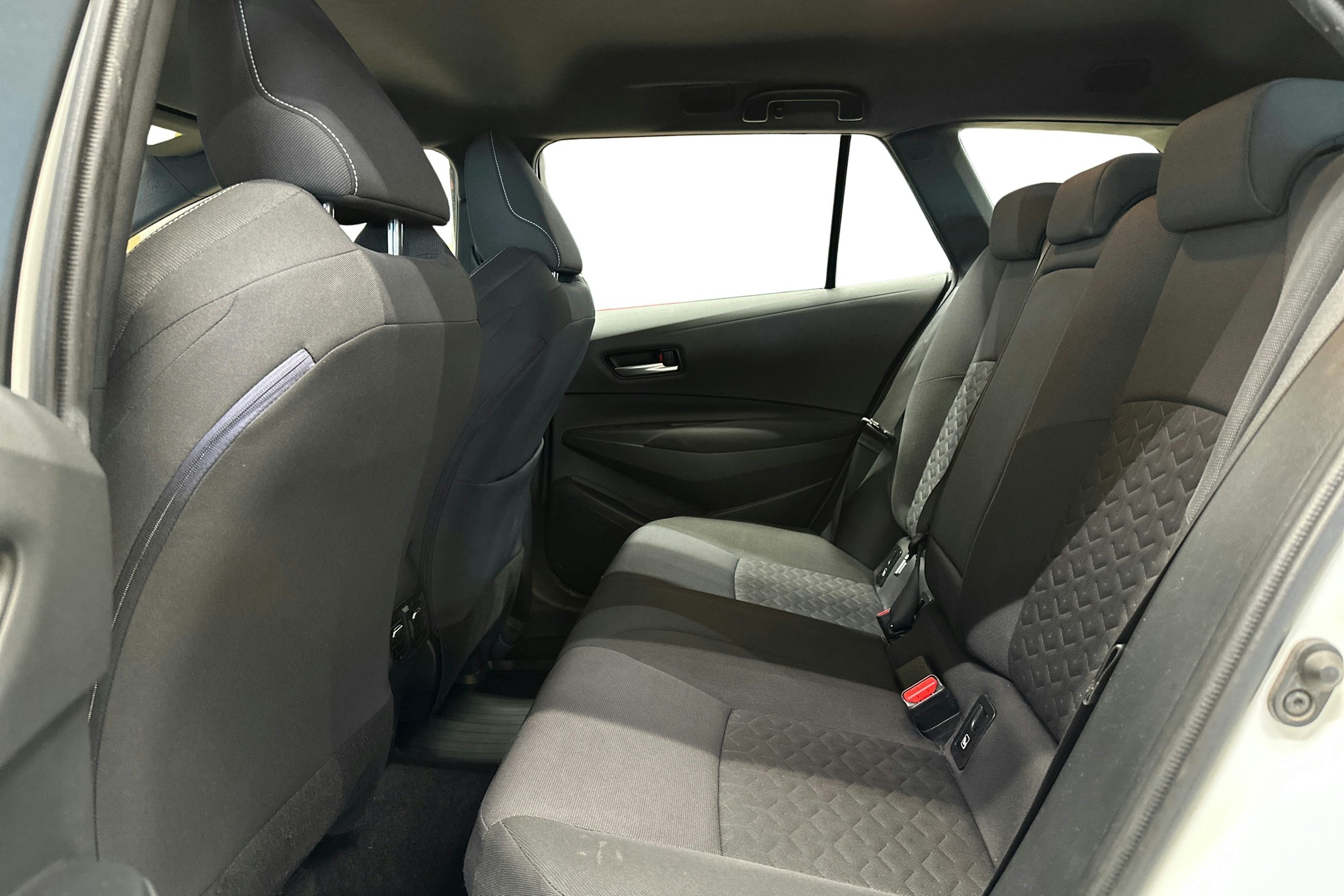 valkoinen Toyota Corolla 2019 kuva 10.