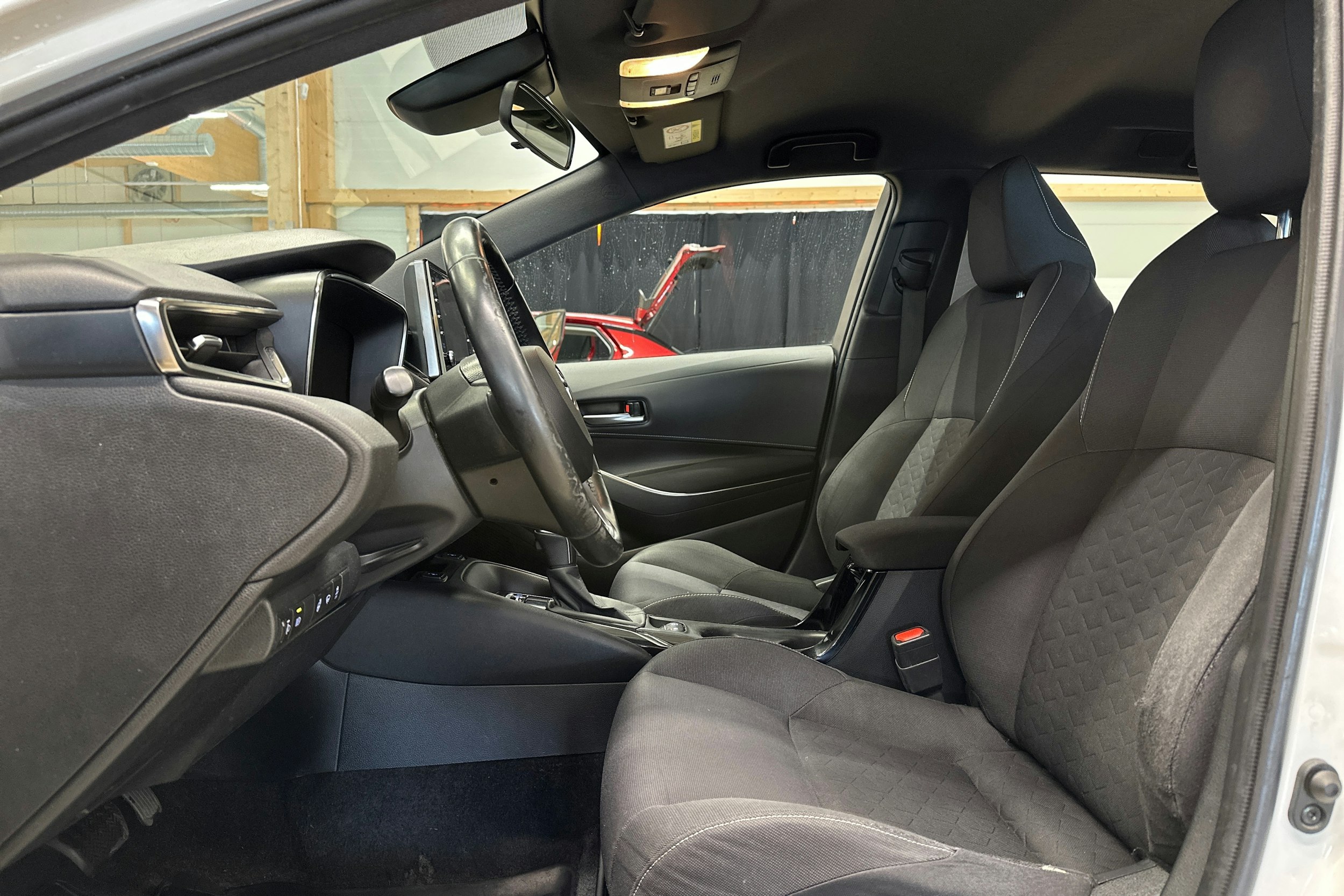 valkoinen Toyota Corolla 2019 kuva 15.