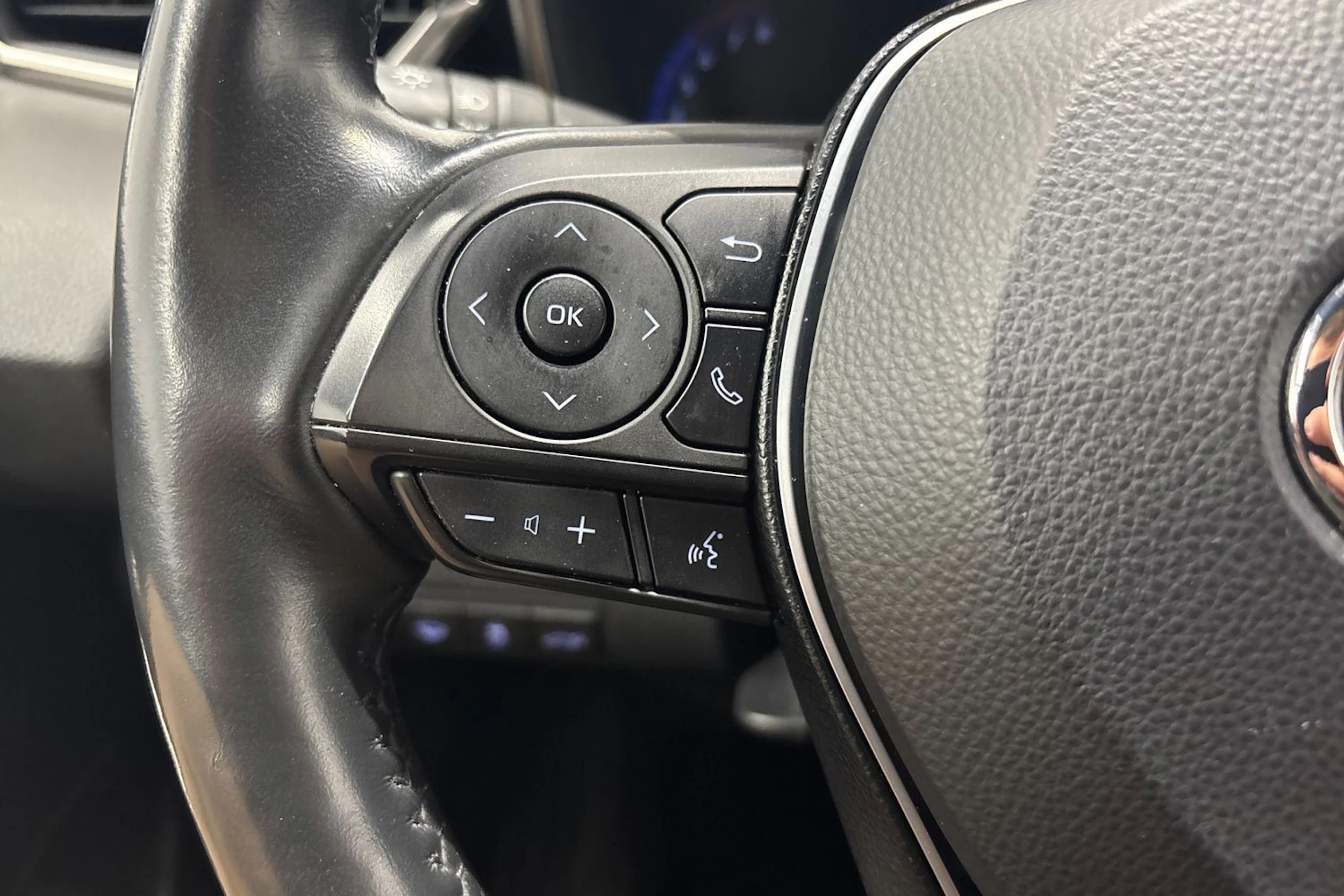 punainen Toyota Corolla 2019 kuva 12.