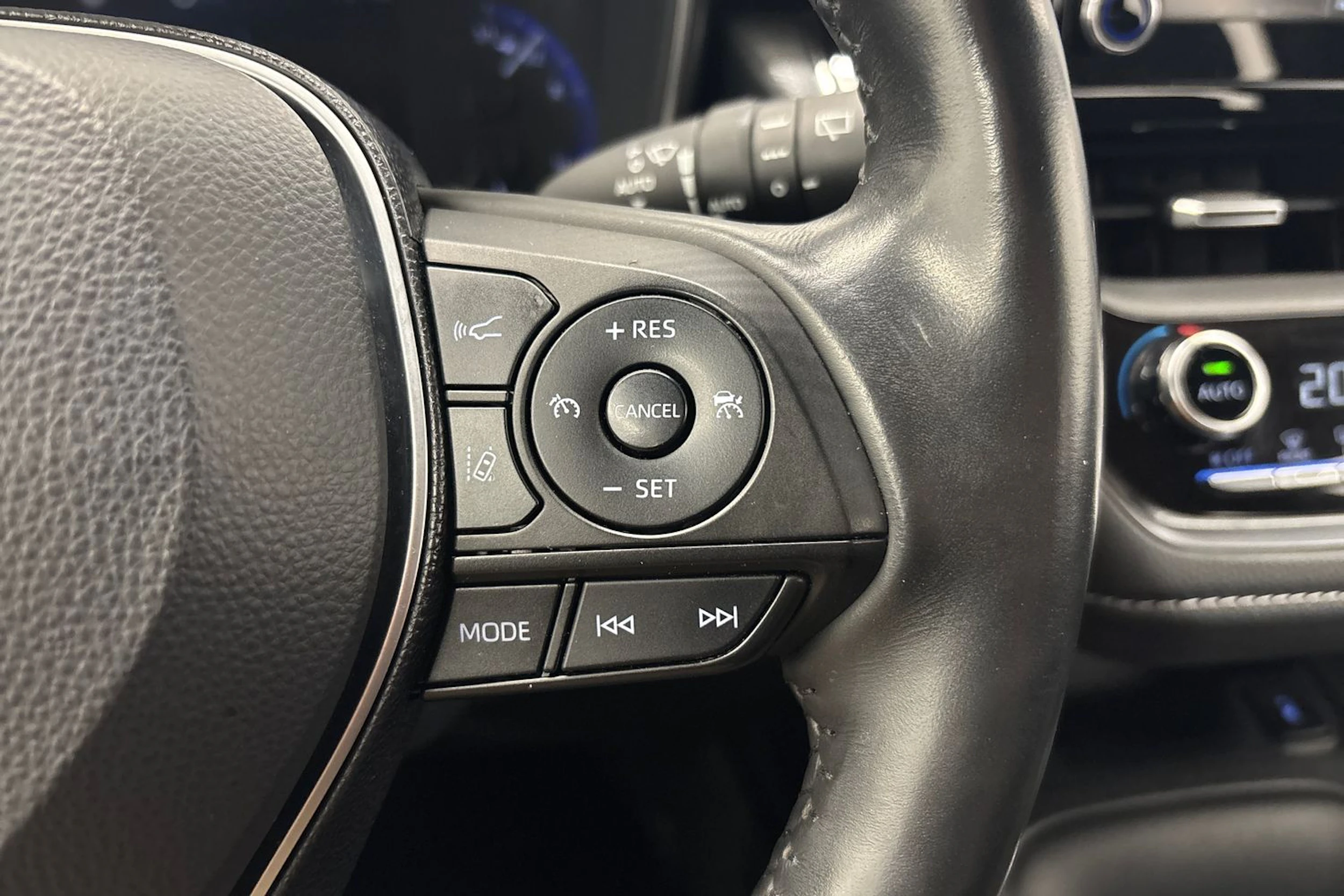 punainen Toyota Corolla 2019 kuva 13.