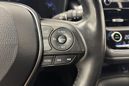 punainen Toyota Corolla 2019 kuva 13.