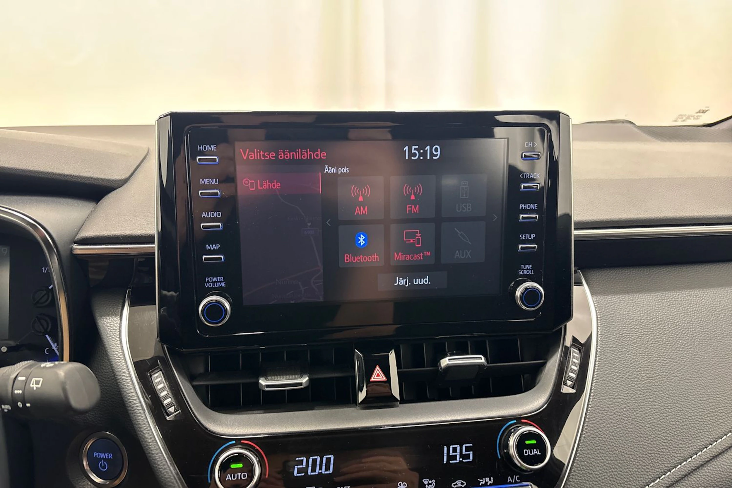 punainen Toyota Corolla 2019 kuva 16.