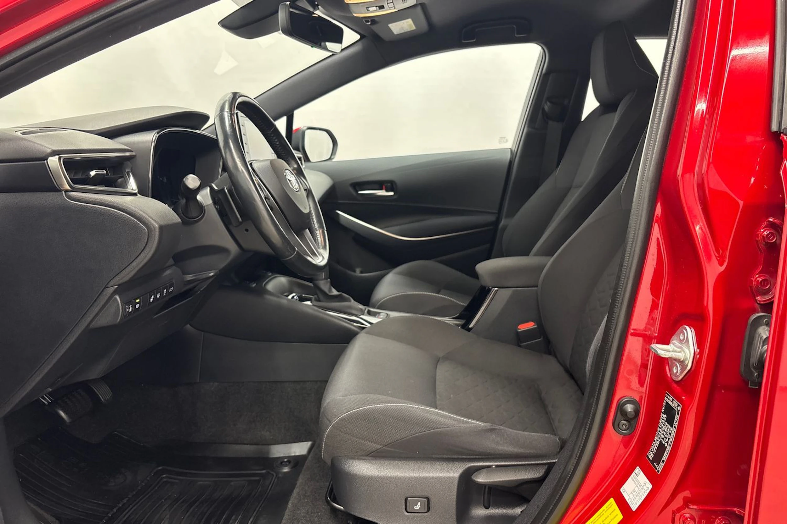 punainen Toyota Corolla 2019 kuva 17.