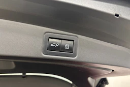 punainen Toyota Corolla 2019 kuva 20.
