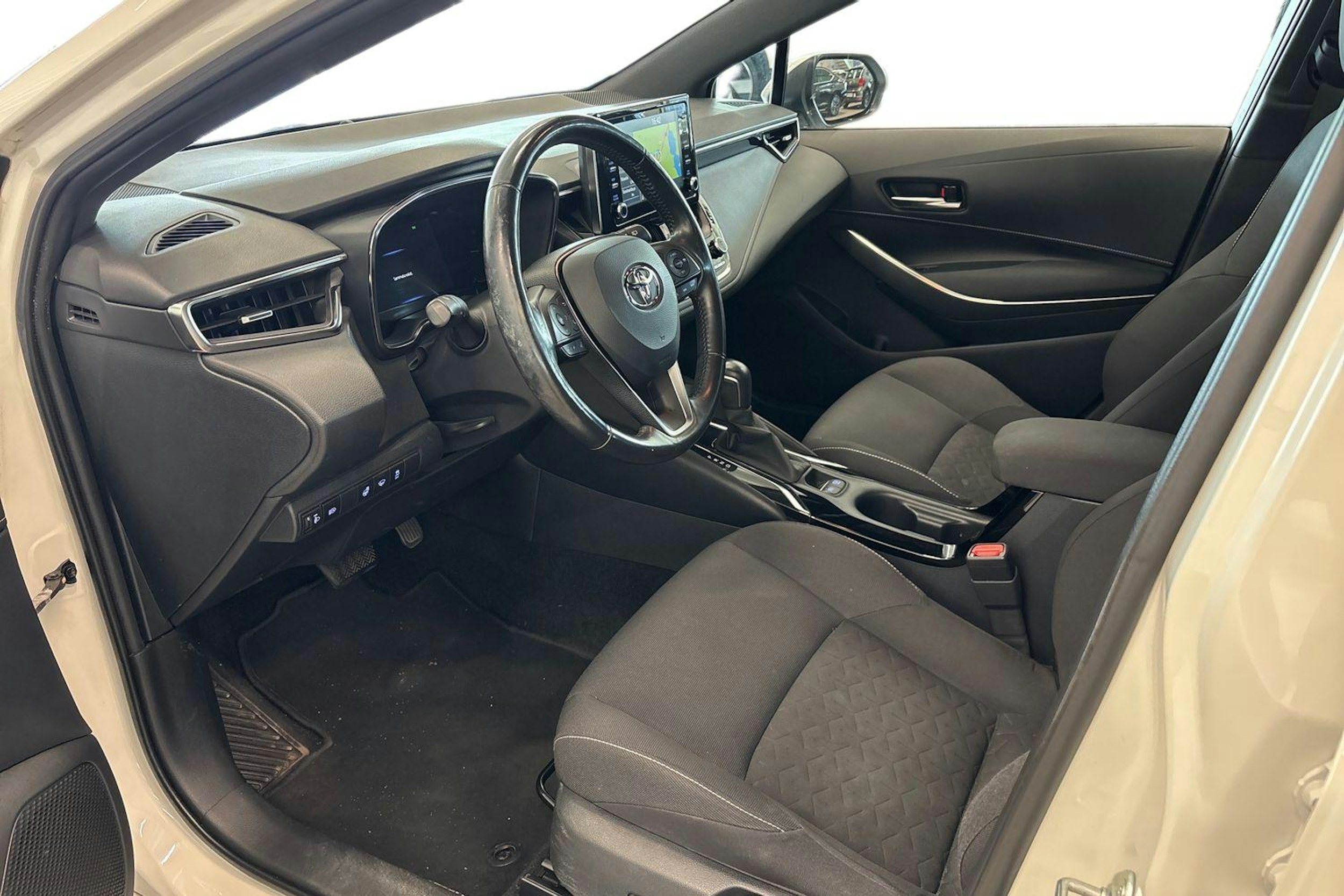 valkoinen Toyota Corolla 2019 kuva 3.