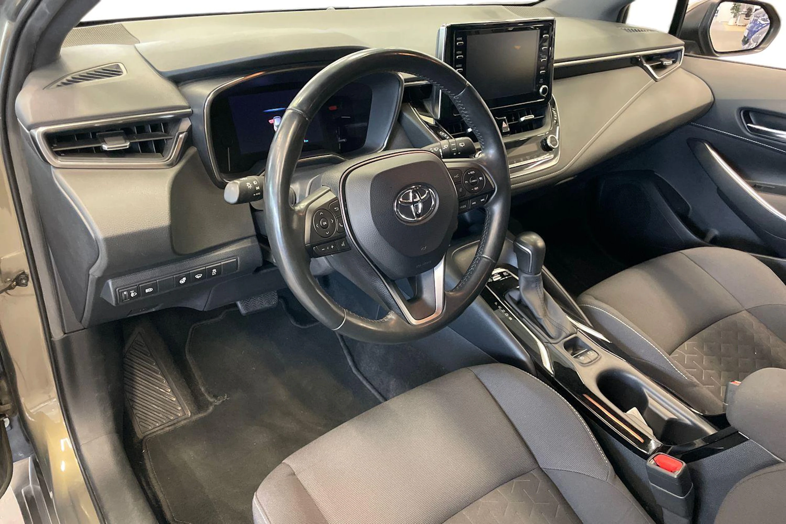 ruskea (beige) Toyota Corolla 2019 kuva 3.