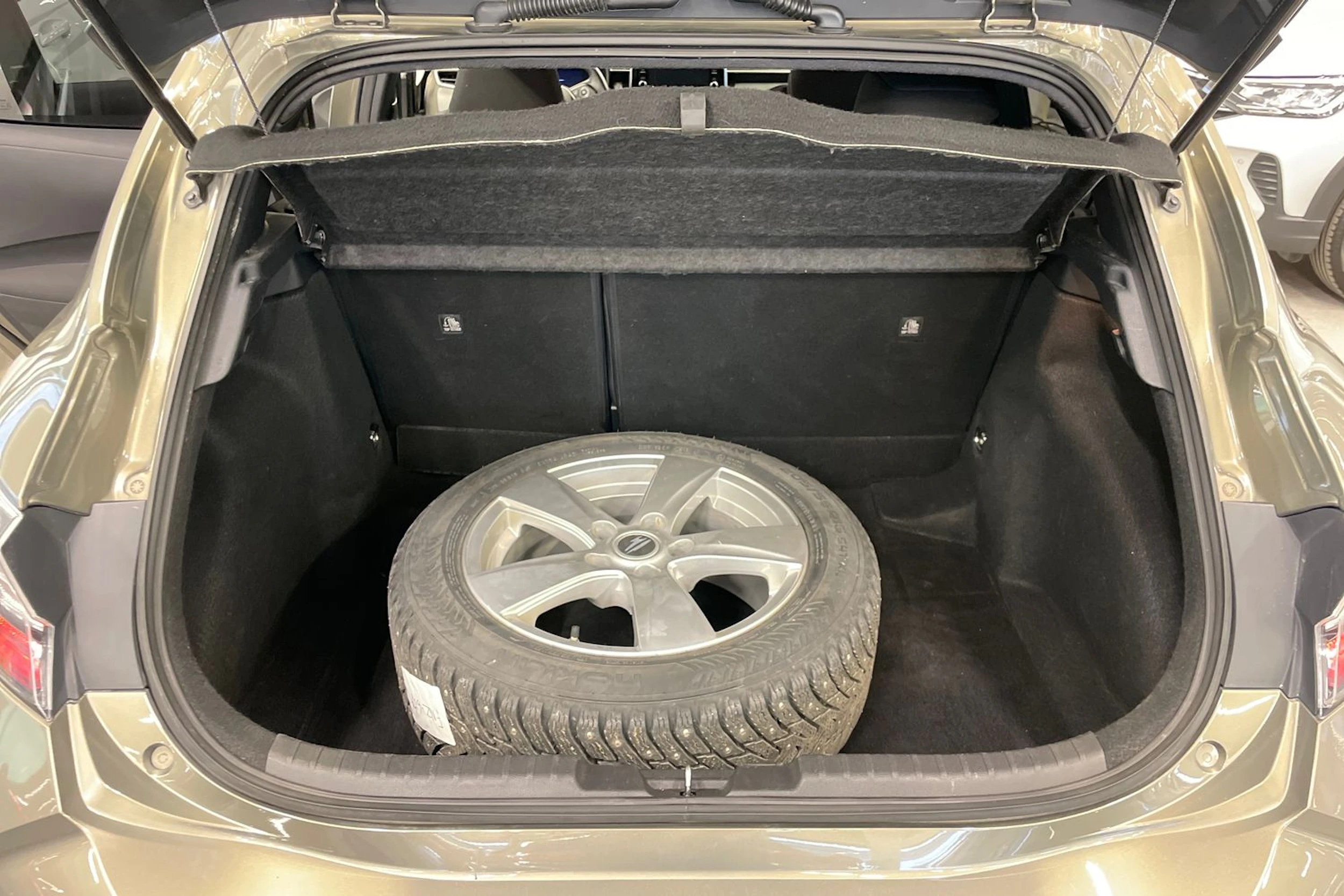 ruskea (beige) Toyota Corolla 2019 kuva 11.