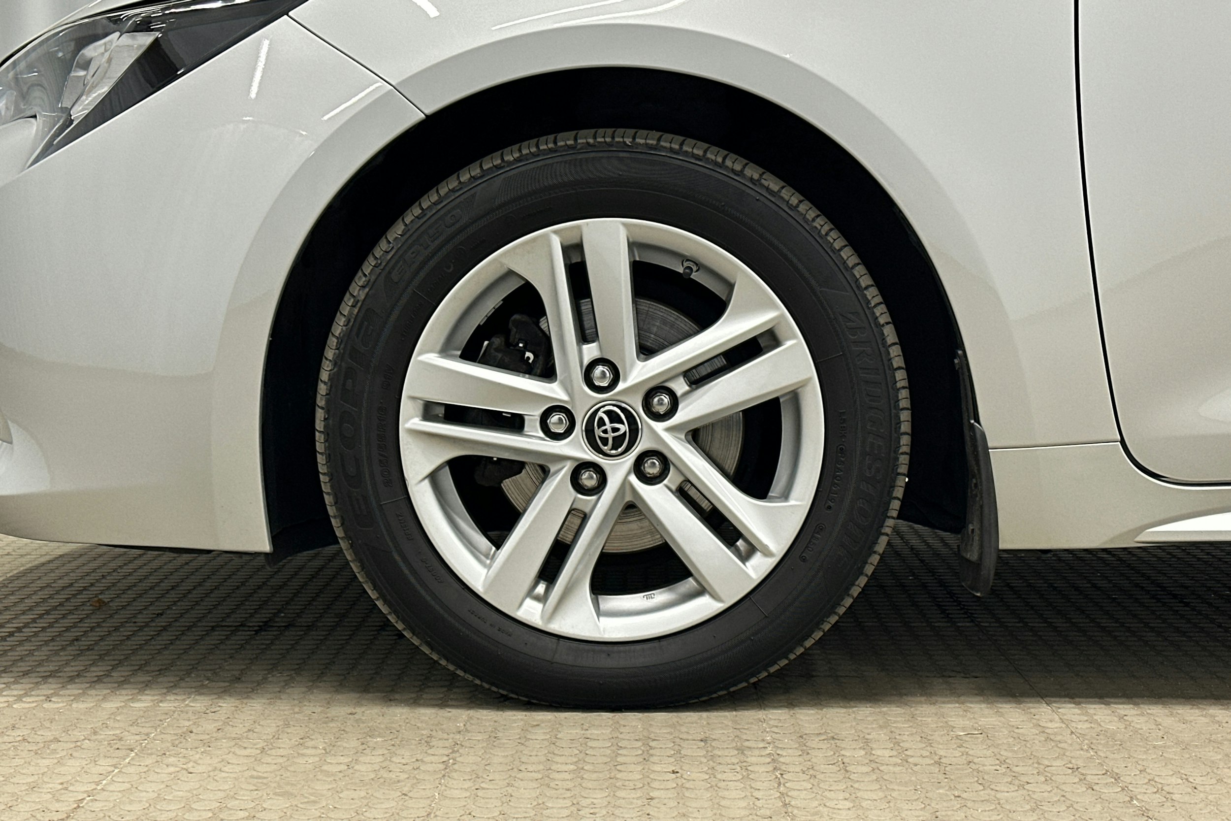 harmaa Toyota Corolla 2019 kuva 11.