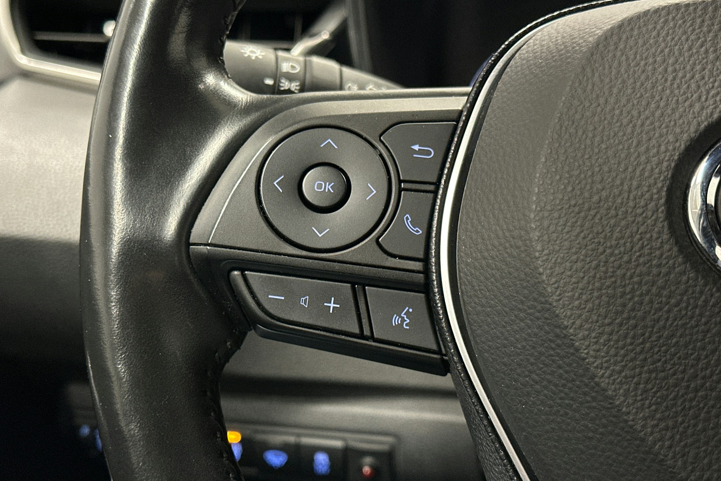harmaa Toyota Corolla 2019 kuva 17.