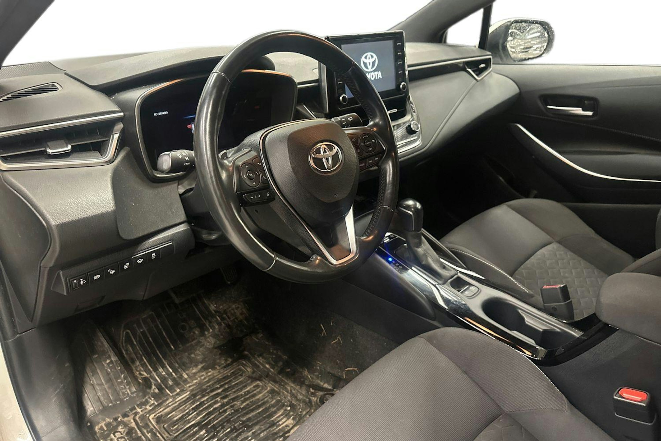Valkoinen Toyota Corolla 2019 kuva 3.