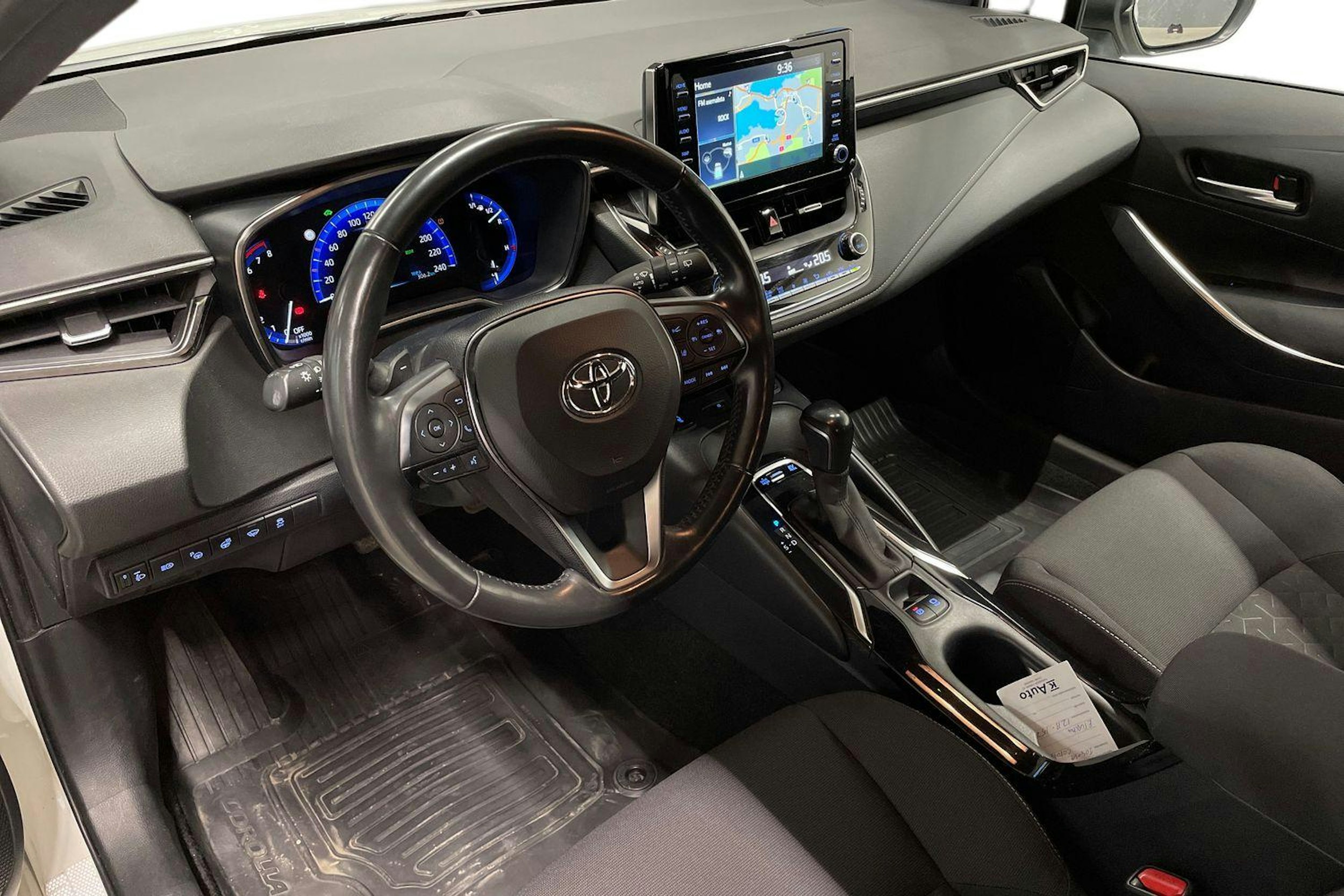 Valkoinen Toyota Corolla 2019 kuva 7.