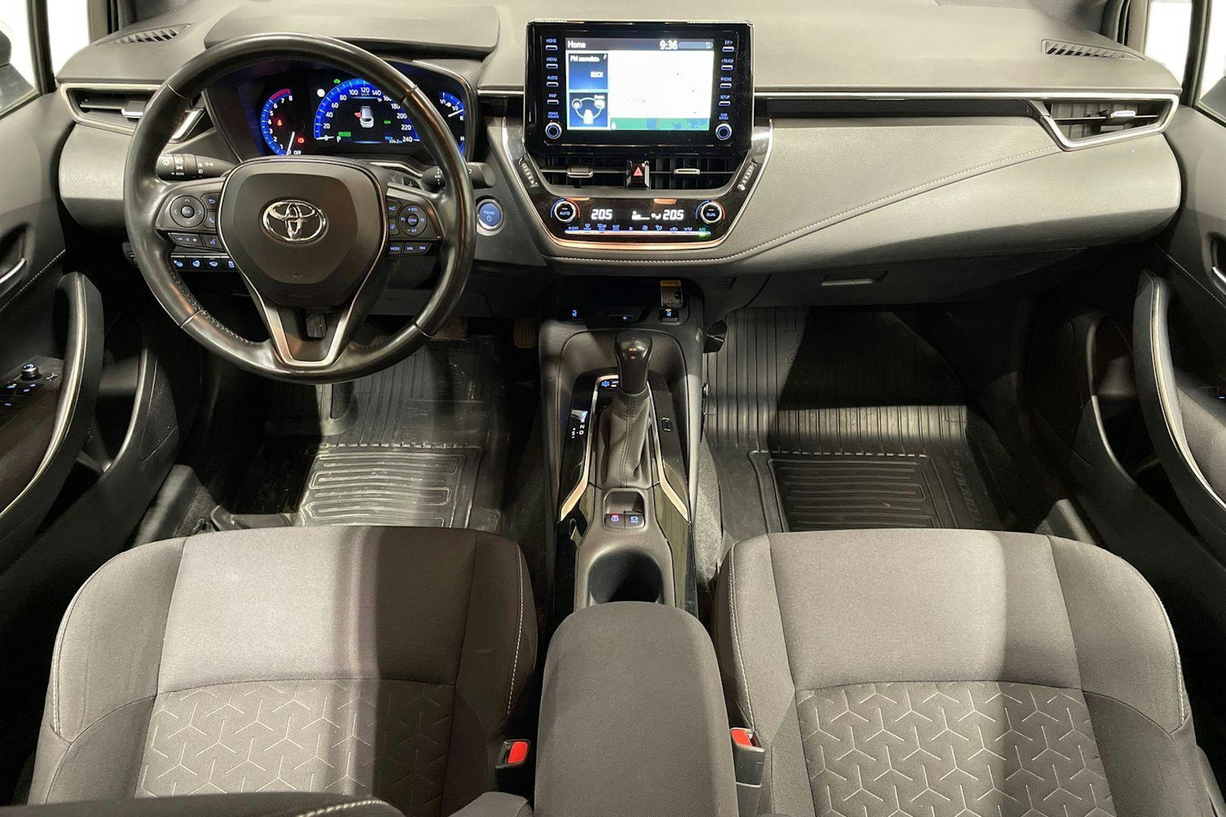 Valkoinen Toyota Corolla 2019 kuva 9.