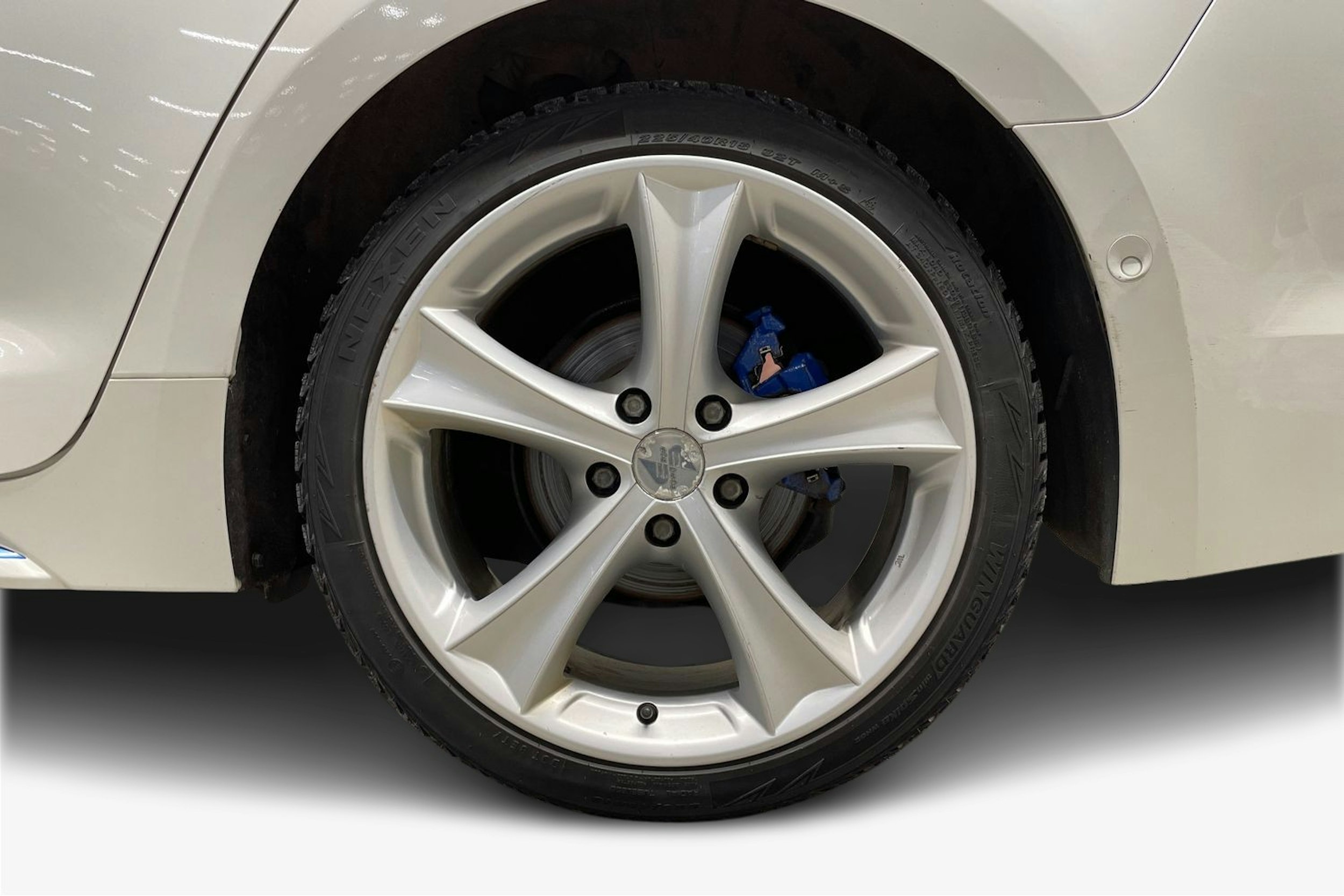 Valkoinen Toyota Corolla 2019 kuva 11.