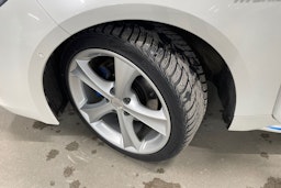 Valkoinen Toyota Corolla 2019 kuva 13.