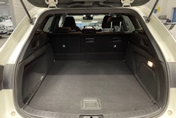 Valkoinen Toyota Corolla 2019 kuva 14.