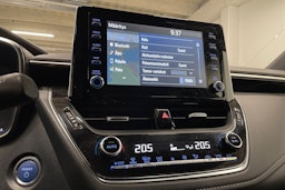 Valkoinen Toyota Corolla 2019 kuva 17.