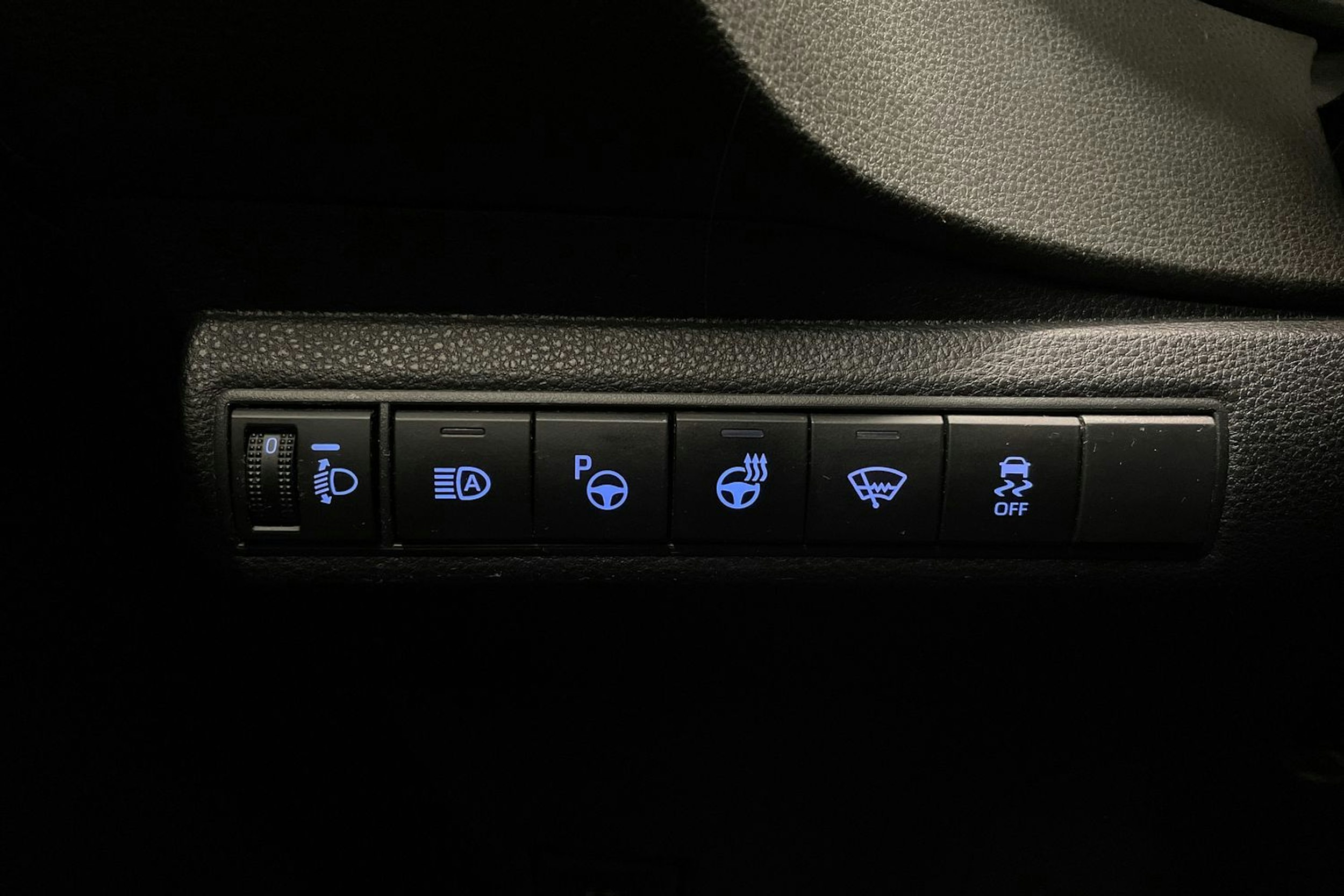 Valkoinen Toyota Corolla 2019 kuva 21.