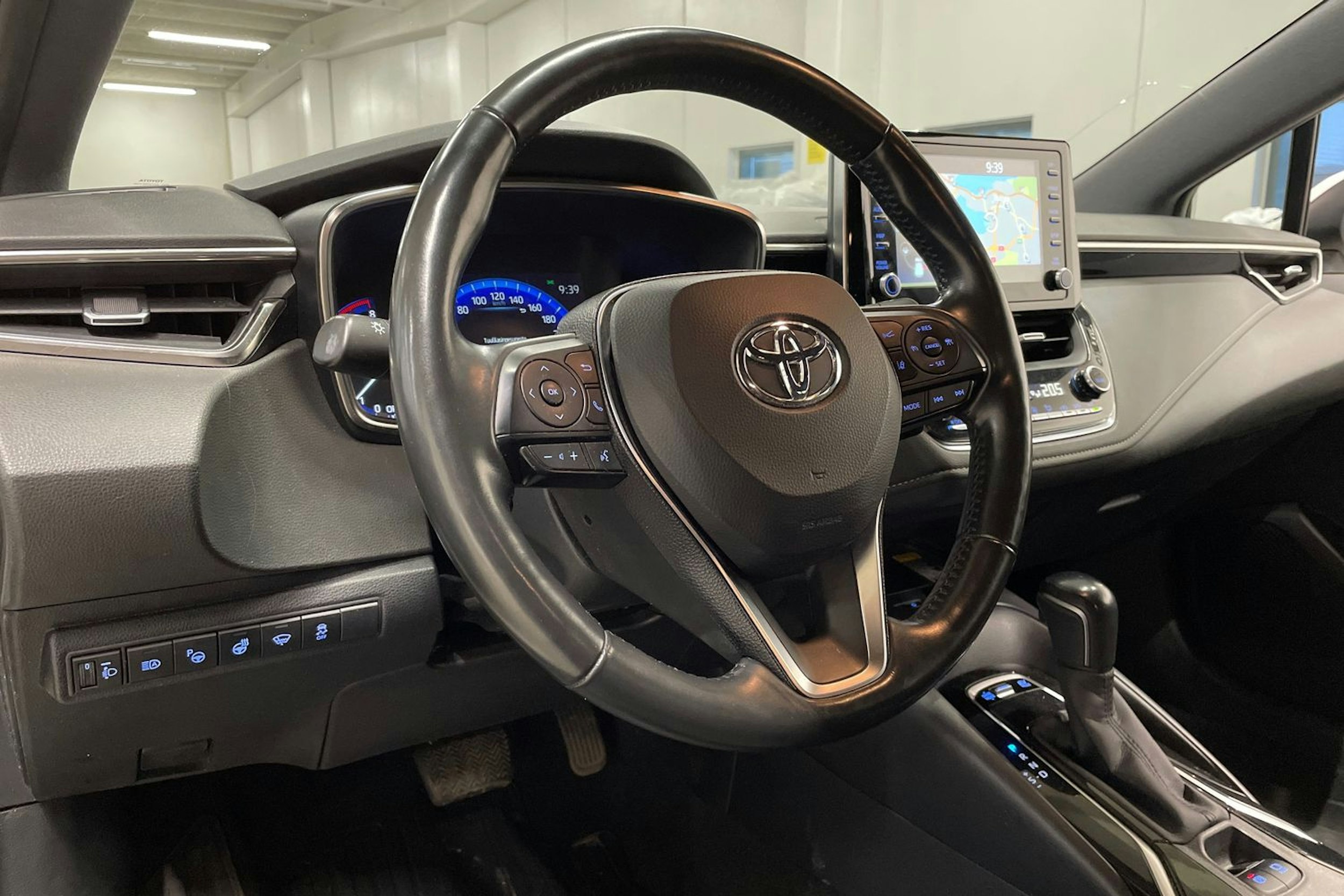 Valkoinen Toyota Corolla 2019 kuva 25.