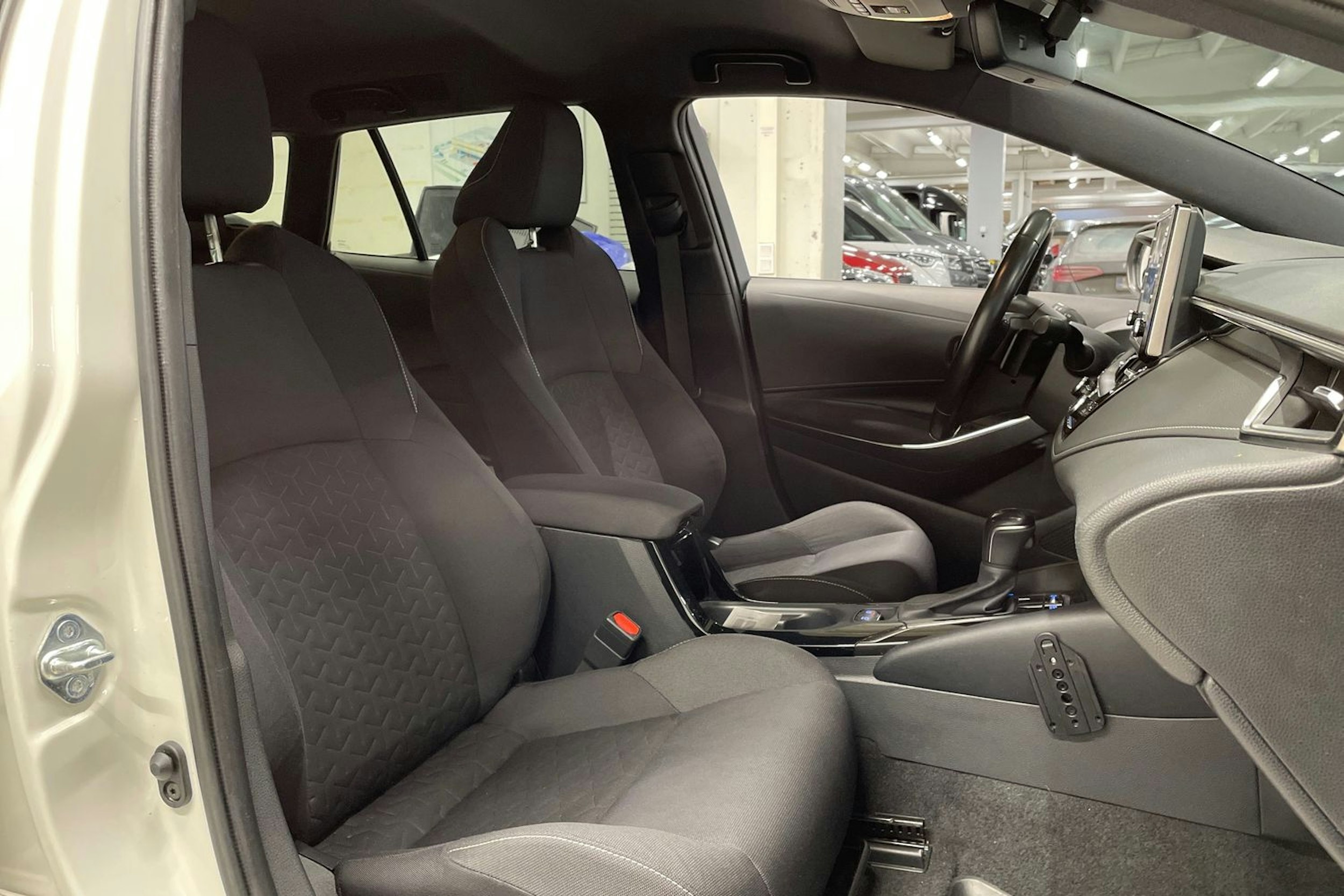 Valkoinen Toyota Corolla 2019 kuva 26.