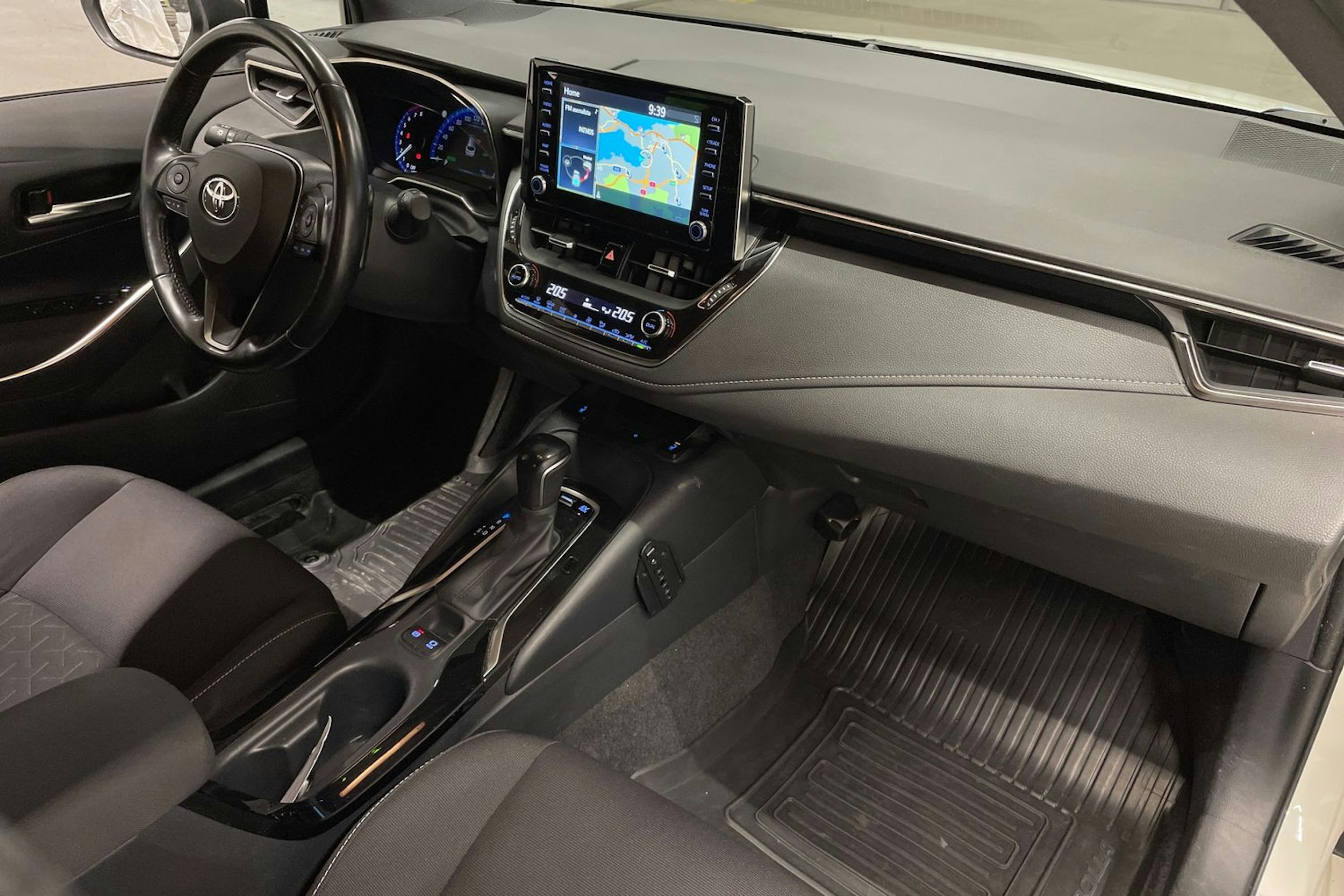 Valkoinen Toyota Corolla 2019 kuva 27.