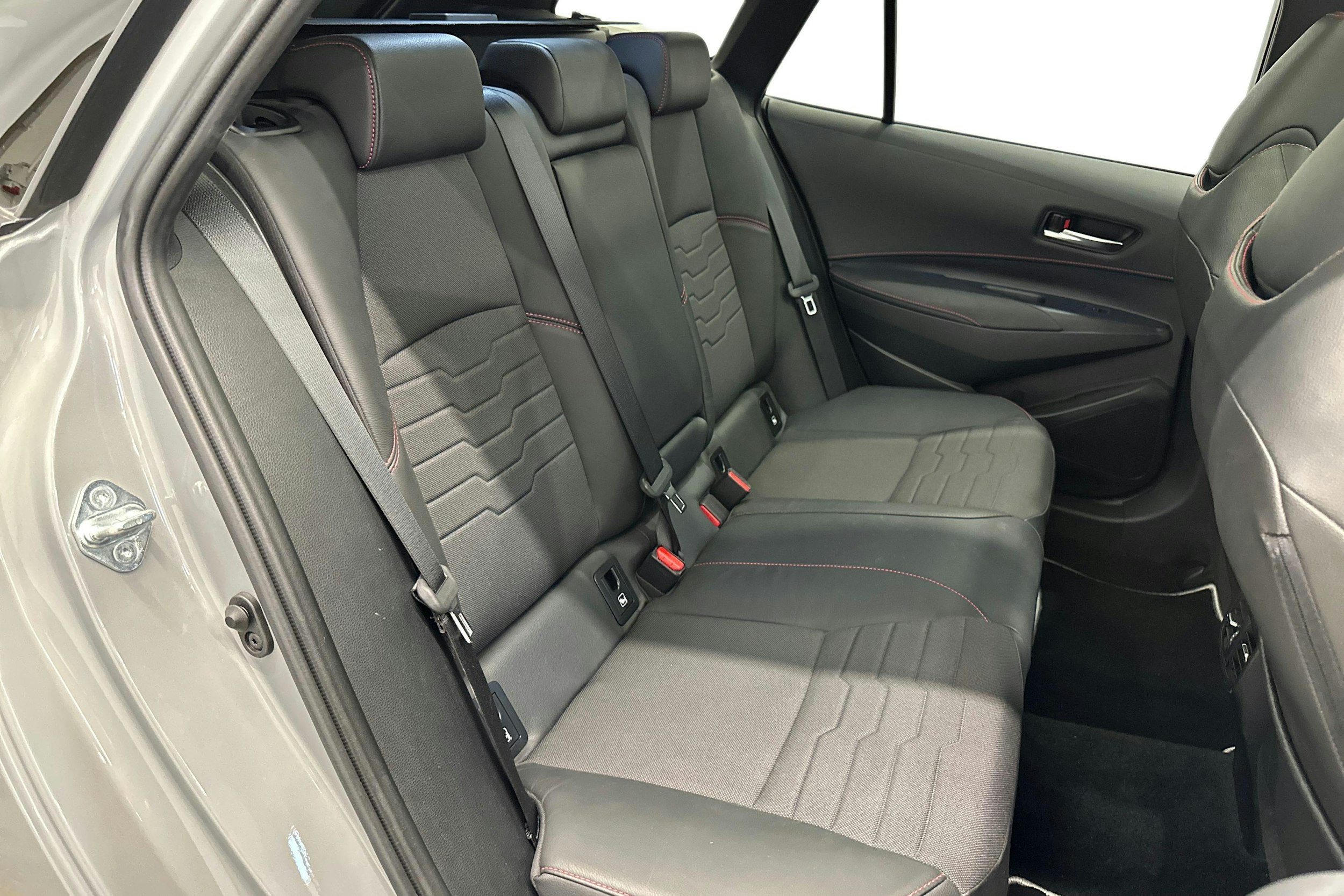 Harmaa Toyota Corolla 2019 kuva 11.