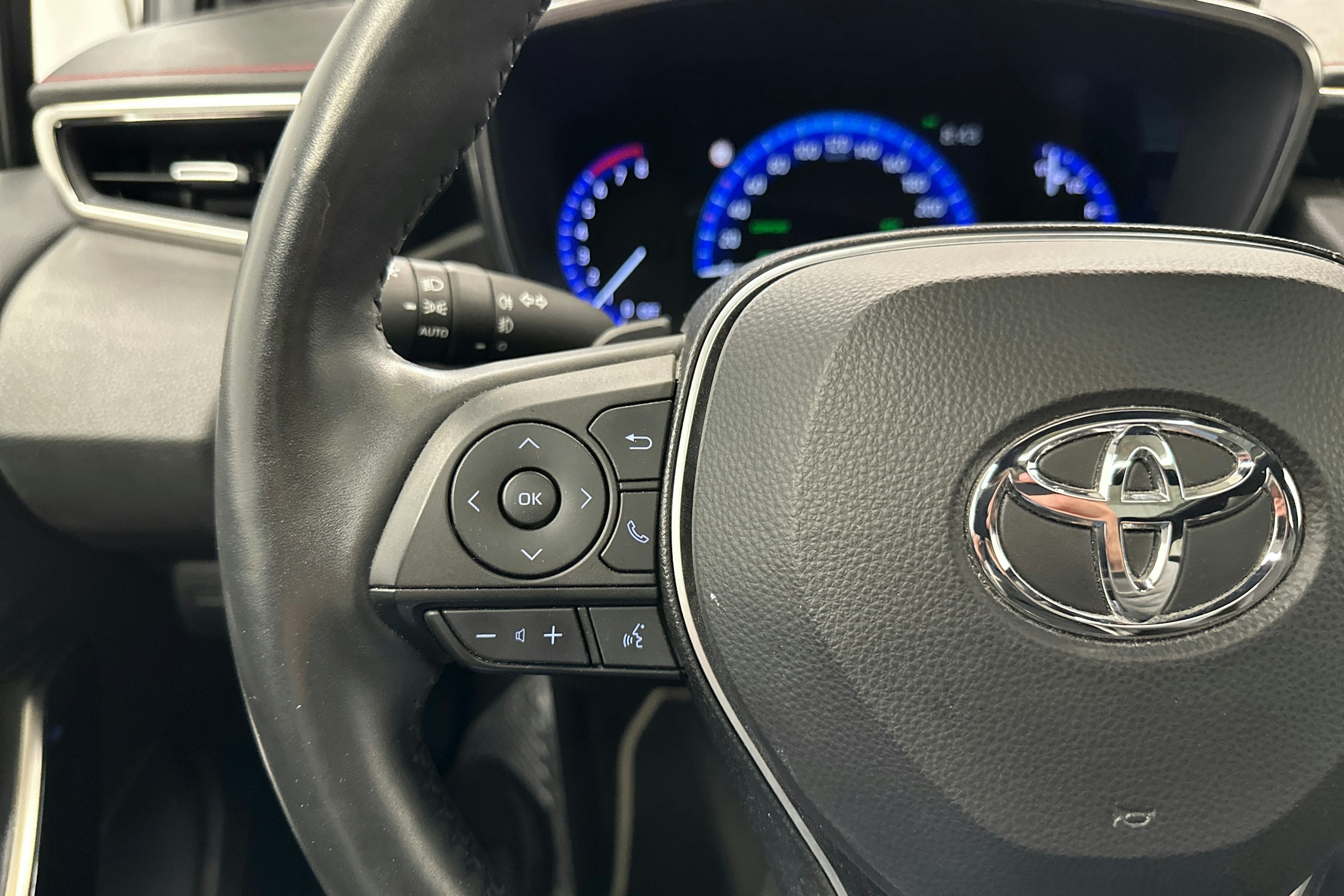 Harmaa Toyota Corolla 2019 kuva 17.