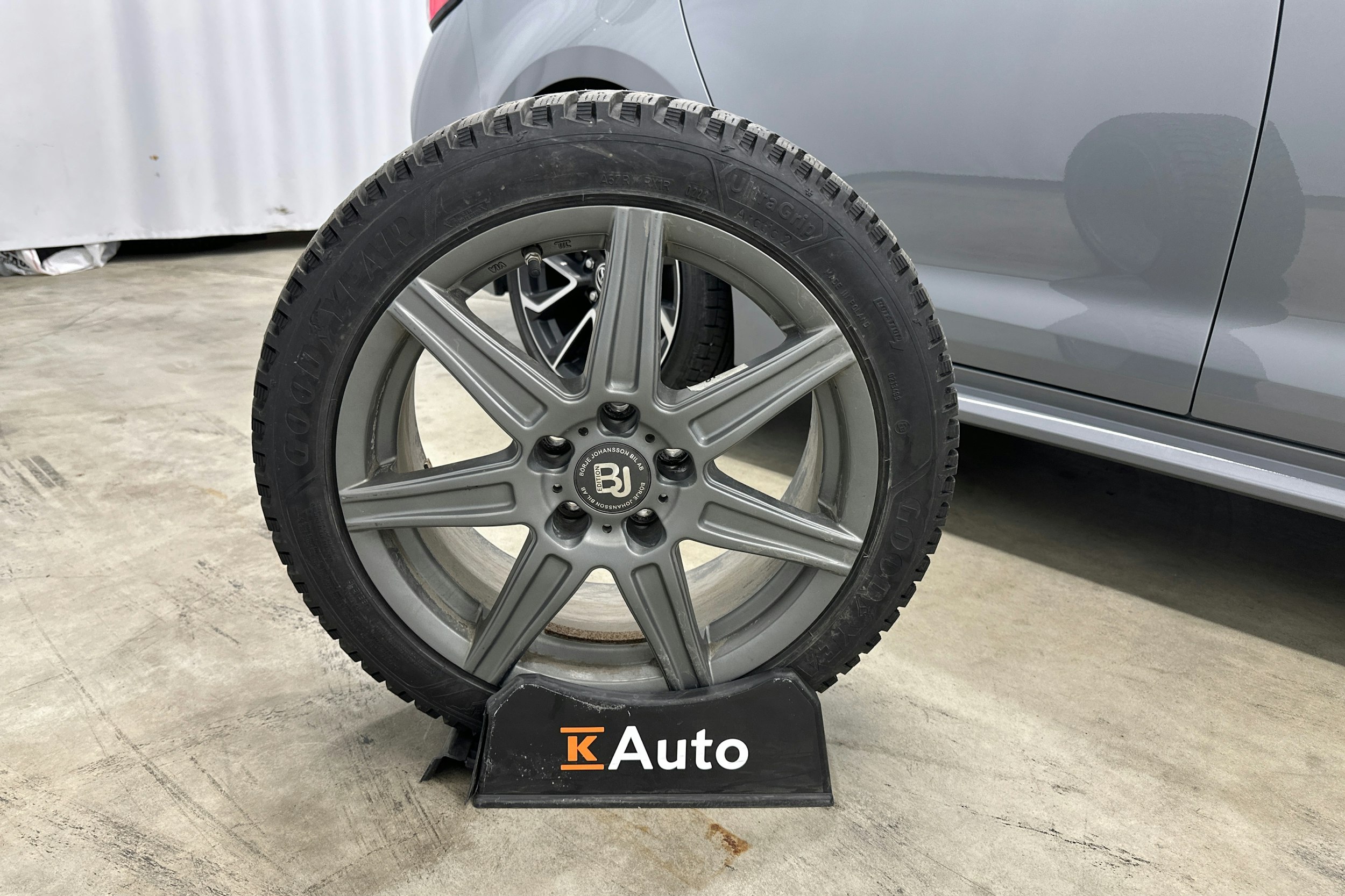 Harmaa Toyota Corolla 2019 kuva 26.