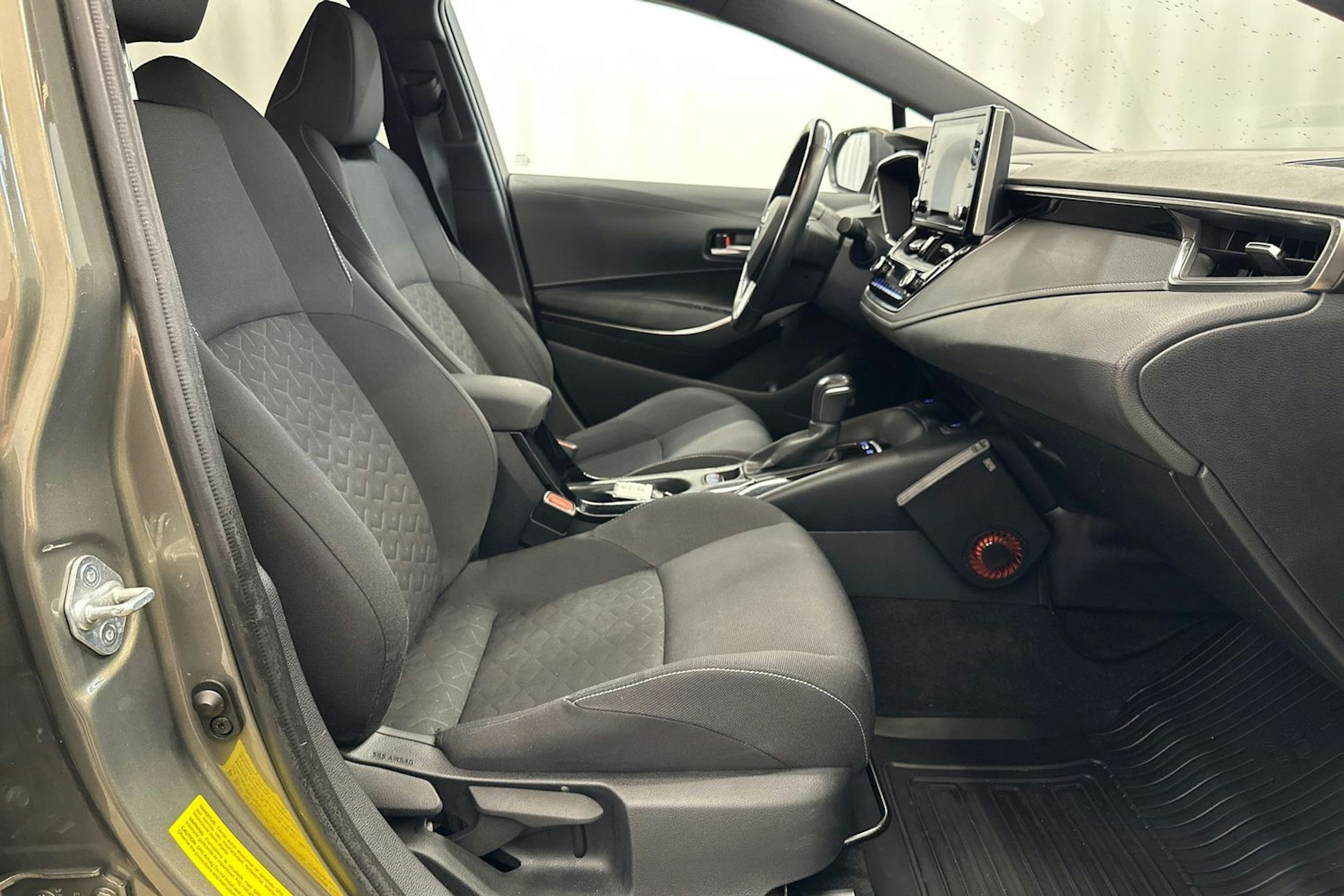 tummanvihreä metalli Toyota Corolla 2019 kuva 11.