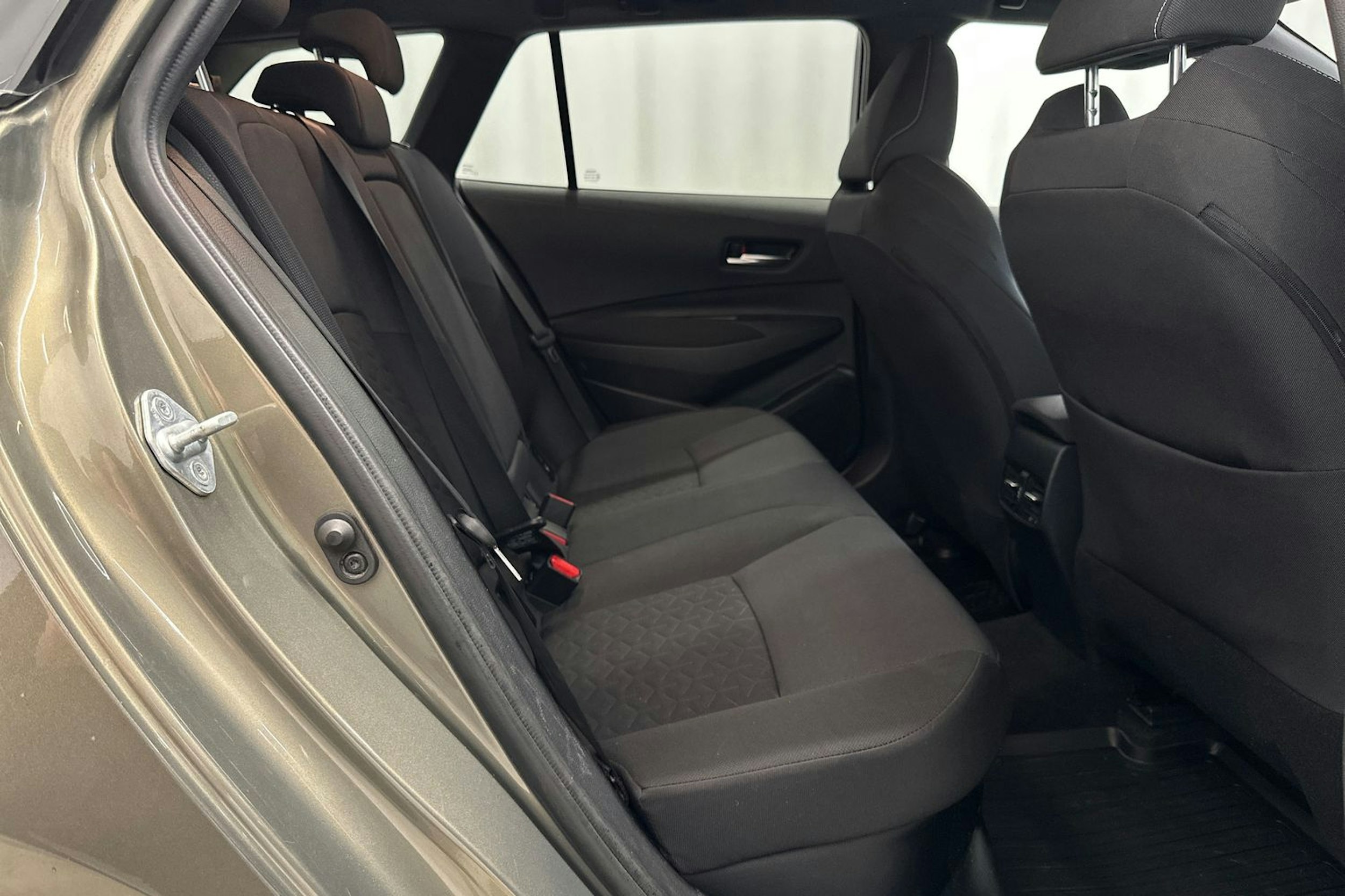 tummanvihreä metalli Toyota Corolla 2019 kuva 12.