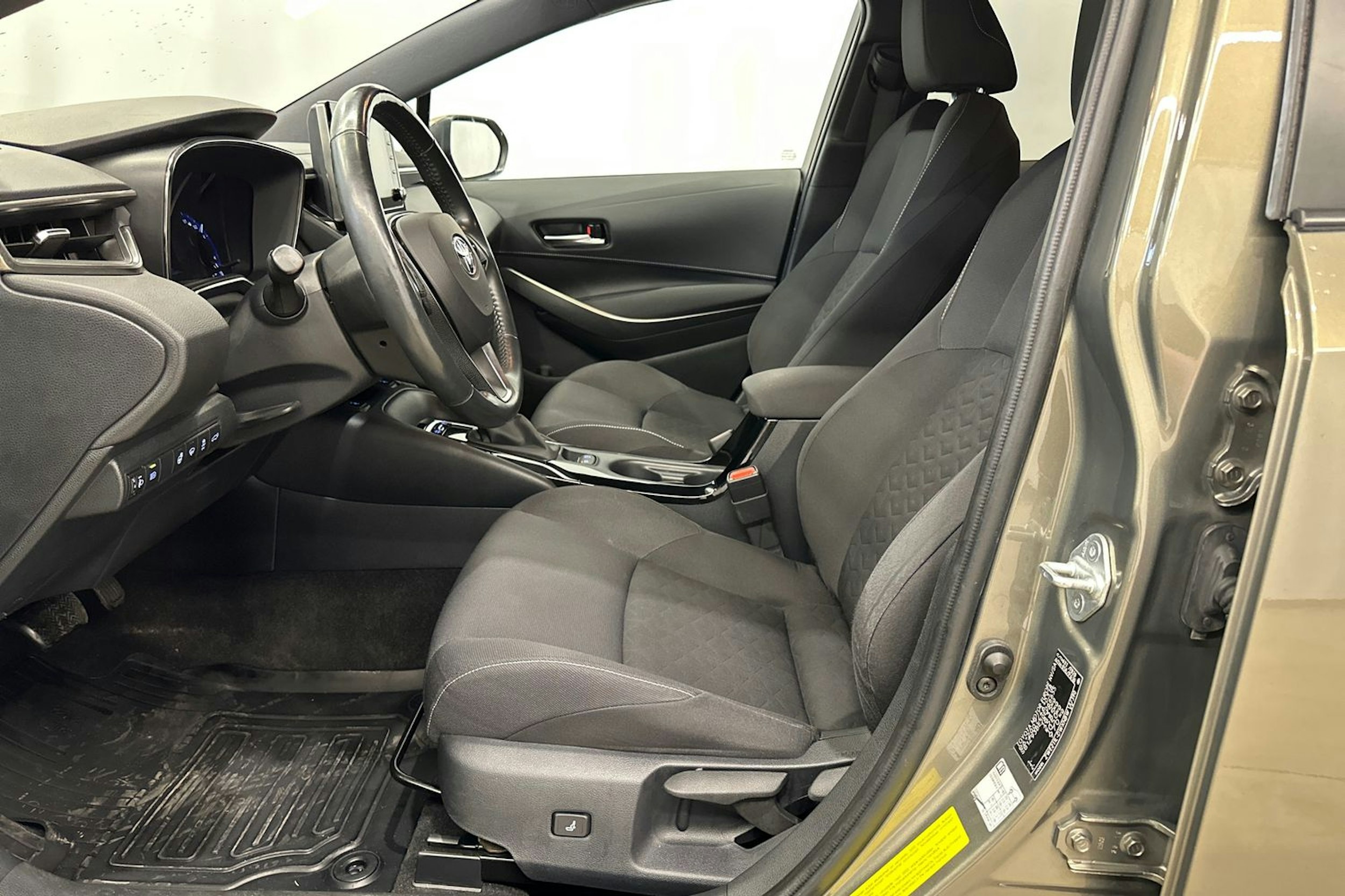 tummanvihreä metalli Toyota Corolla 2019 kuva 13.