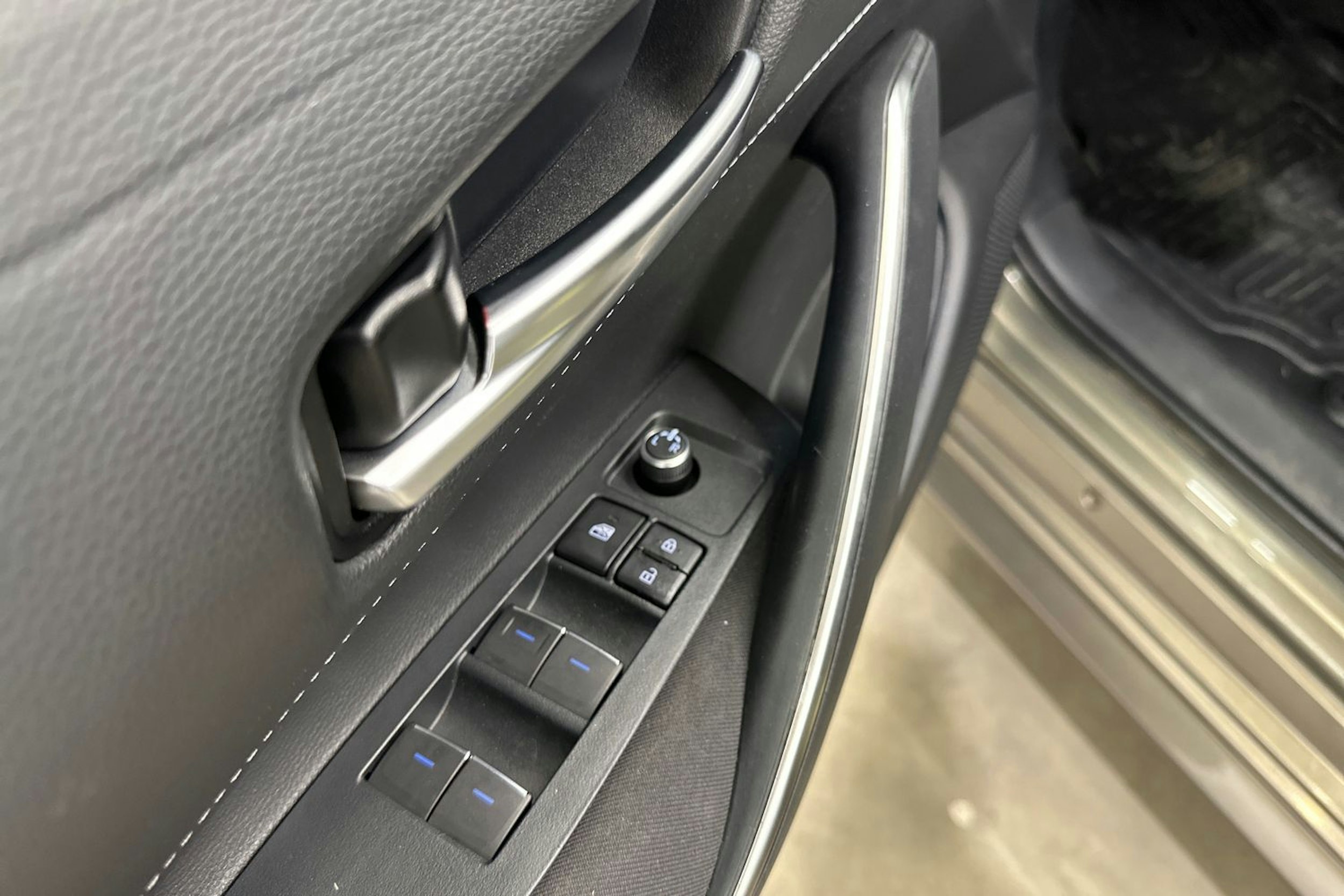 tummanvihreä metalli Toyota Corolla 2019 kuva 14.