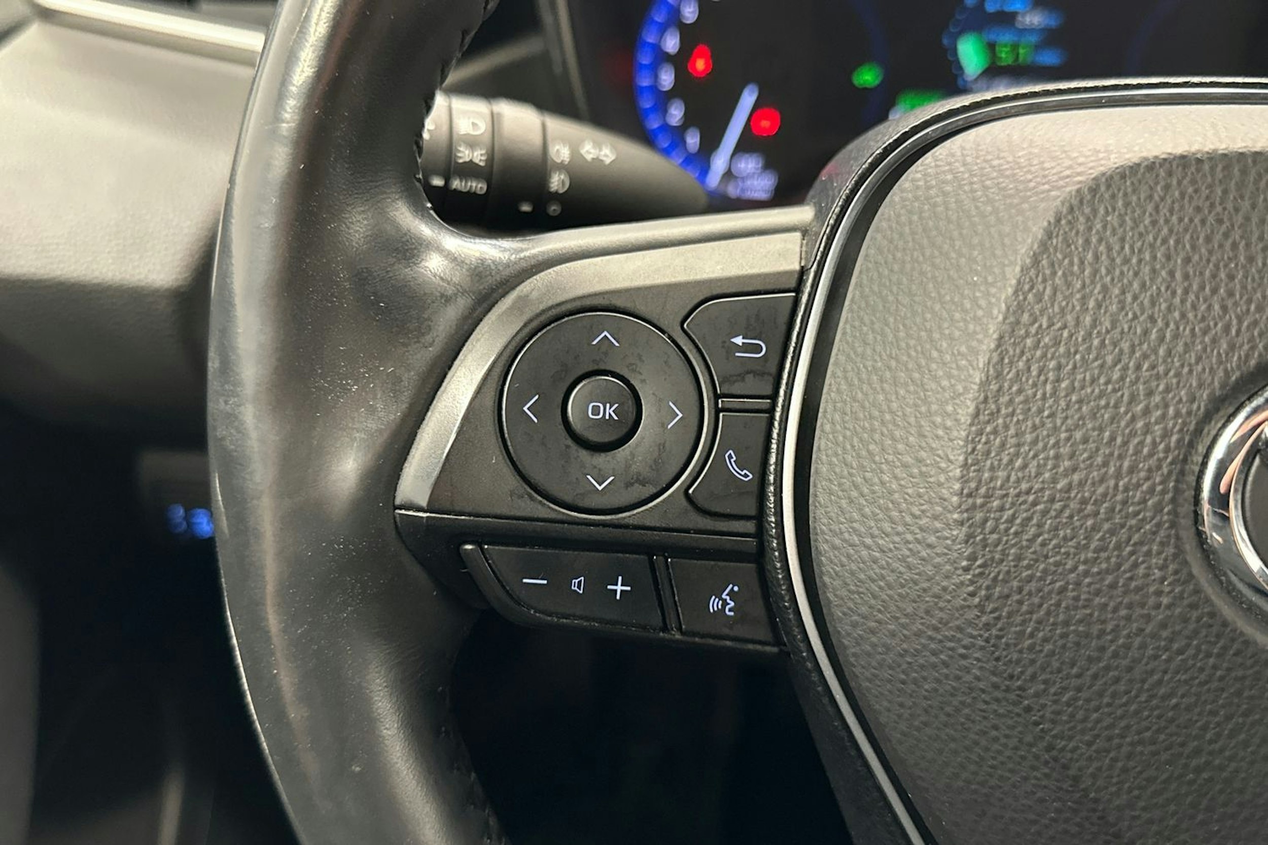tummanvihreä metalli Toyota Corolla 2019 kuva 17.