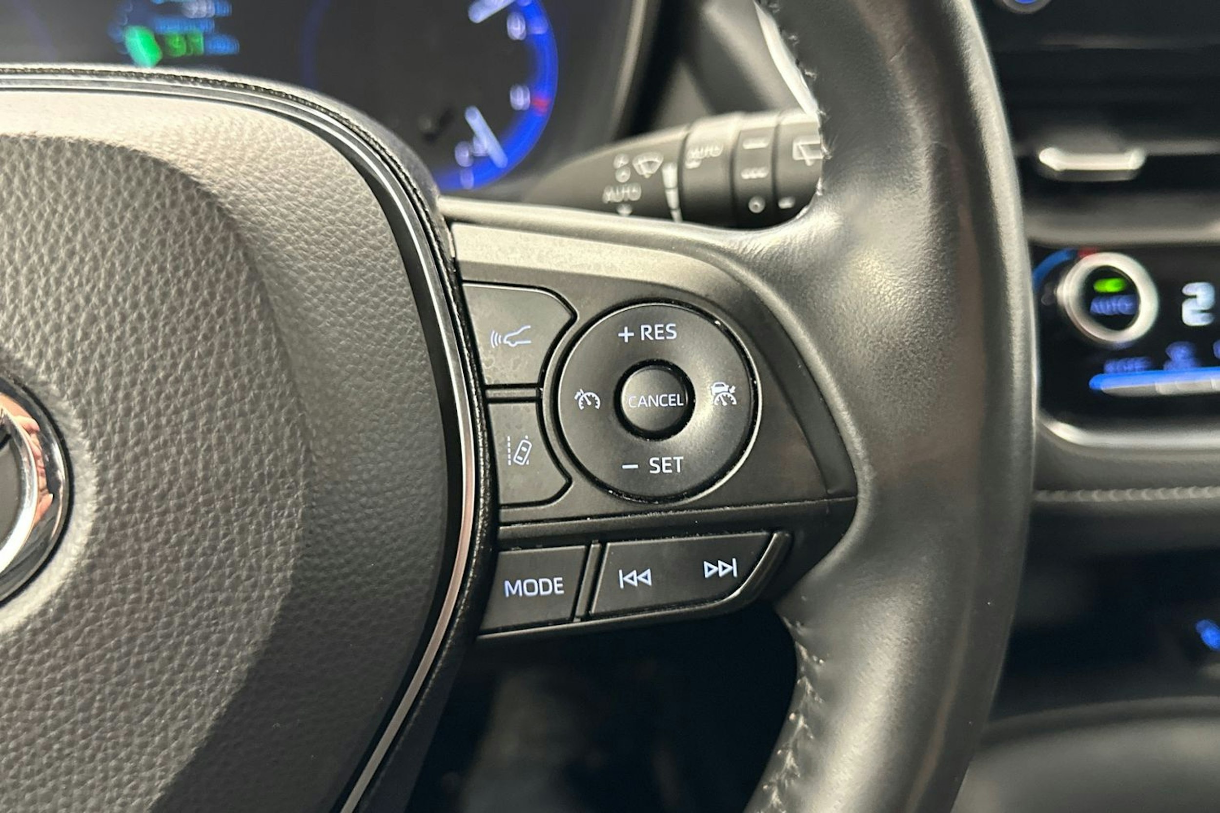 tummanvihreä metalli Toyota Corolla 2019 kuva 18.