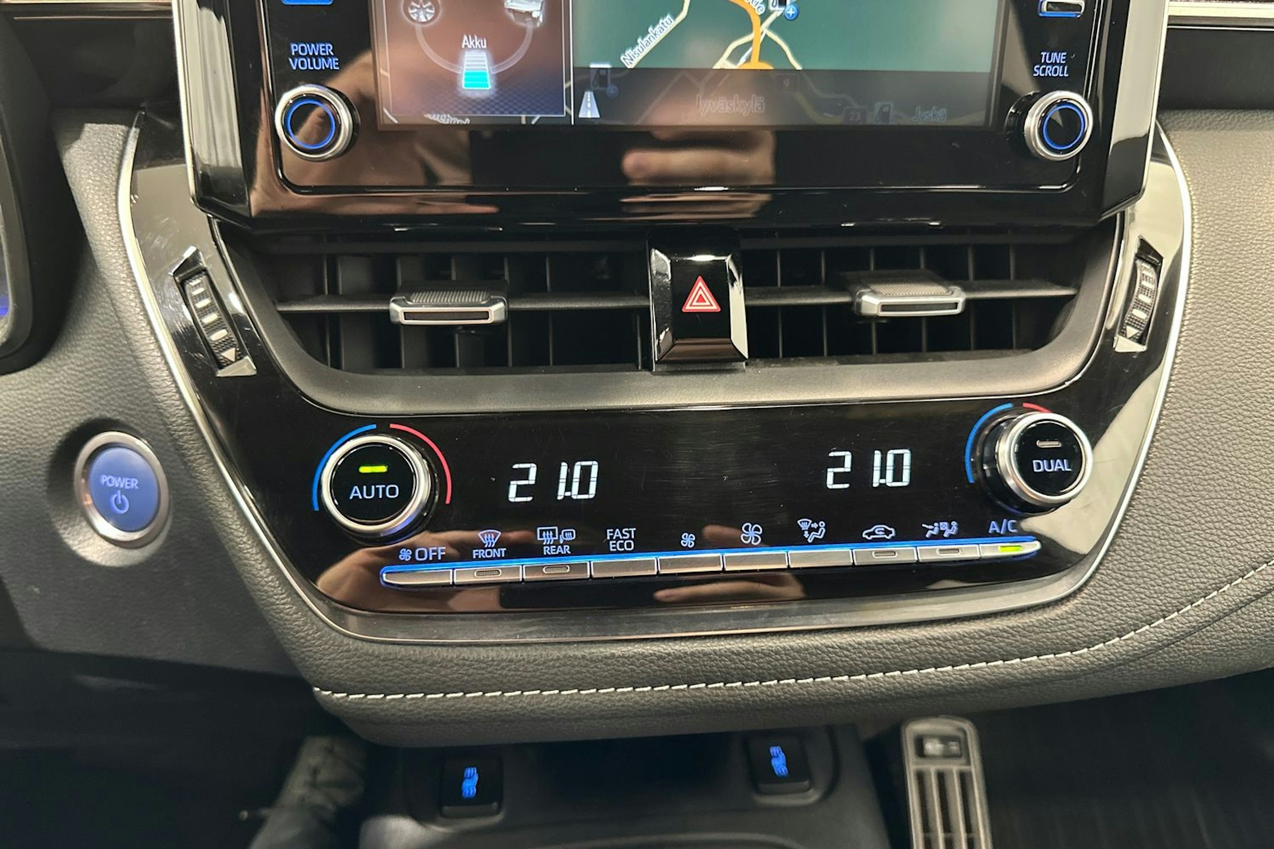 tummanvihreä metalli Toyota Corolla 2019 kuva 22.