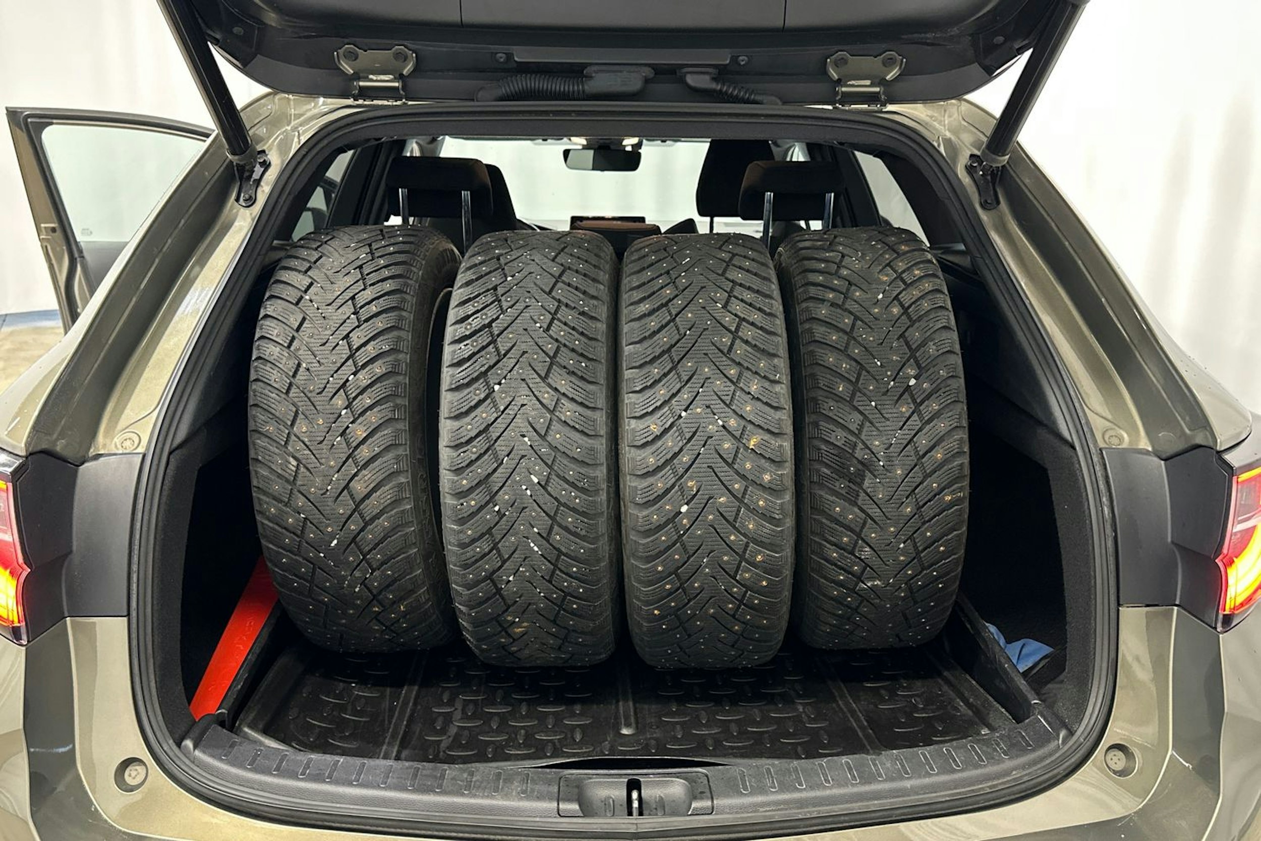 tummanvihreä metalli Toyota Corolla 2019 kuva 28.