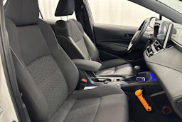 valkoinen Toyota Corolla 2019 kuva 11.