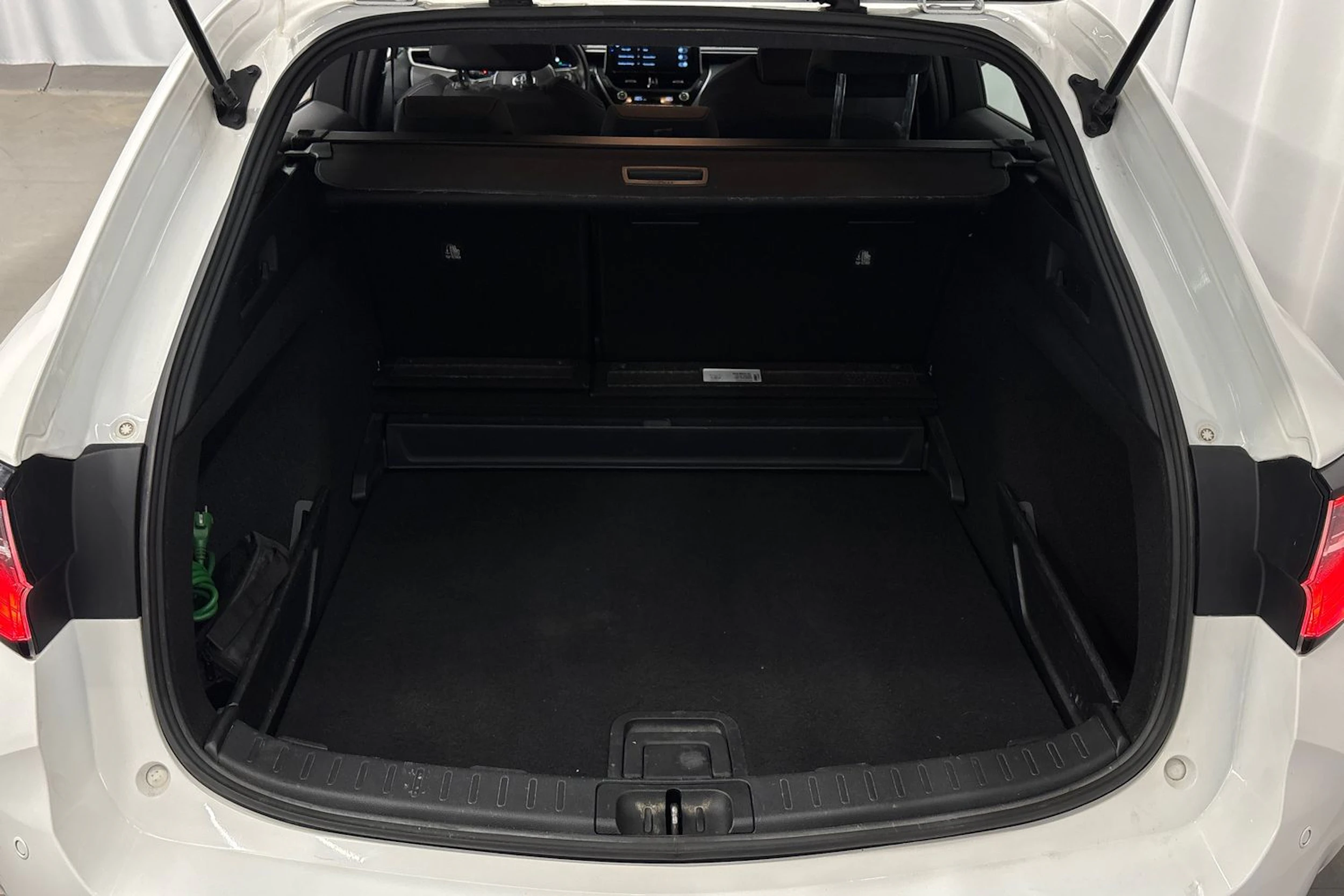 valkoinen Toyota Corolla 2019 kuva 13.