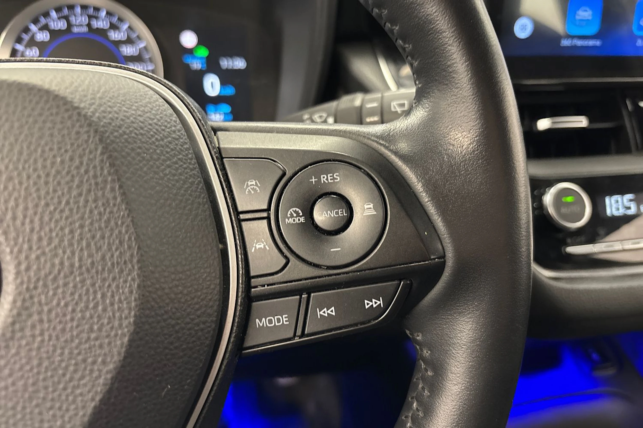 valkoinen Toyota Corolla 2019 kuva 18.